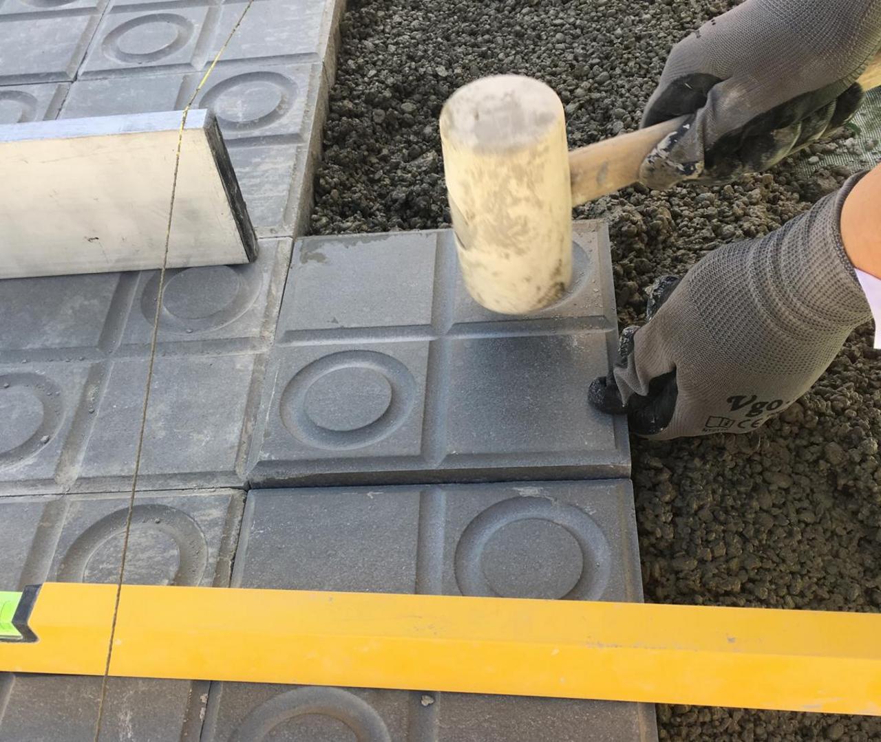 Arbeiten zum Verlegen von Trottoirplatten im Aussenbereich 