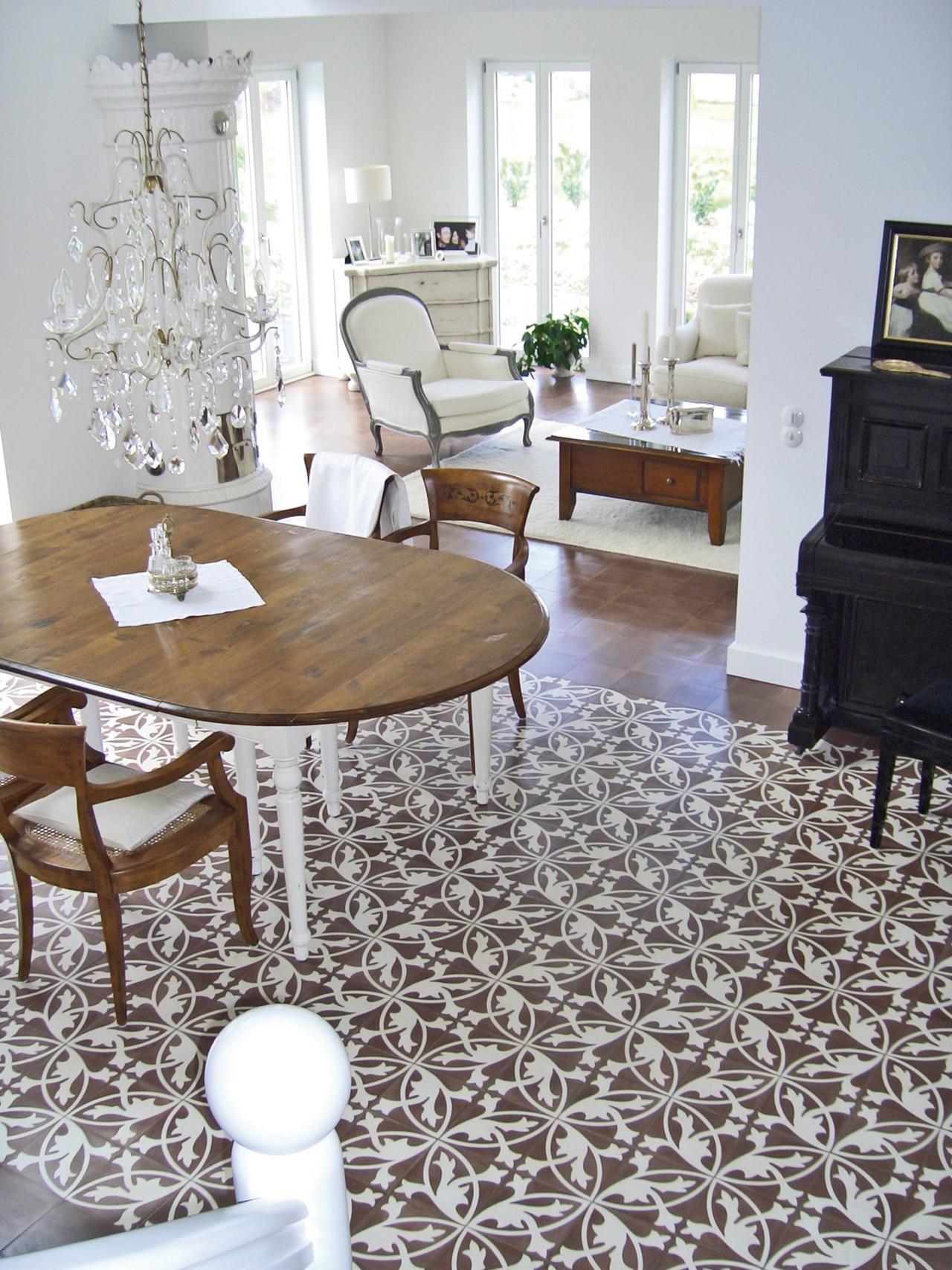 Zweifarbige florale Zementfliese in braun und weiß im Wohnbereich 