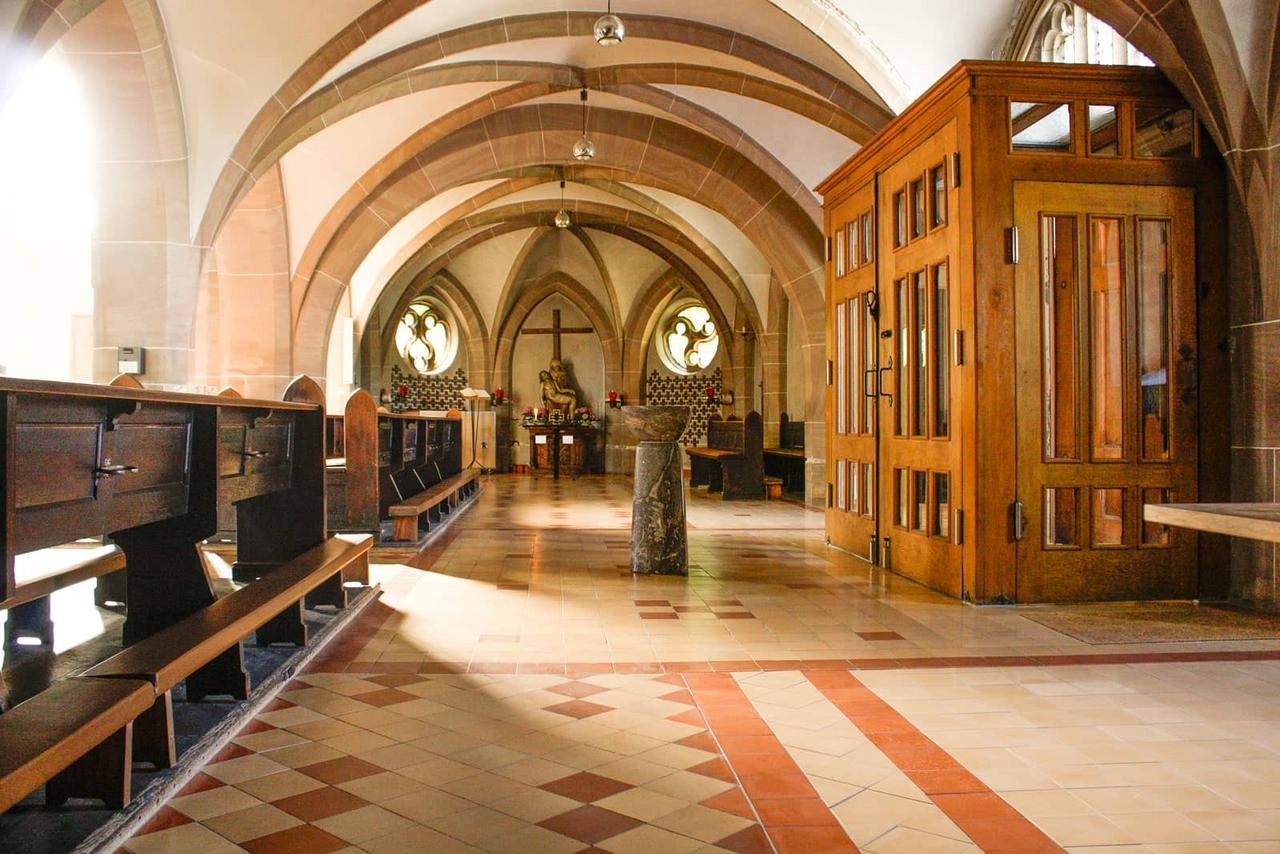 Zementfliesen in der Kirche in Rhens 