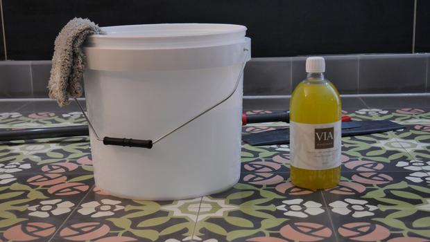 VIA Platten pflegen Eimer mit Putzlappen und Schmierseife 