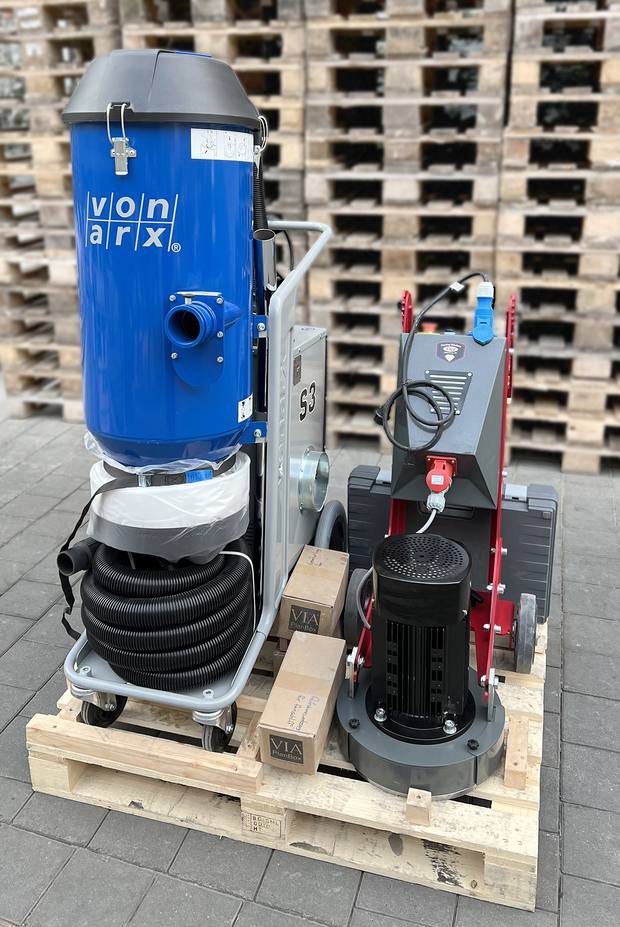 VIA Terrazzo Maschinen-Schleifset positioniert auf einer Palette 