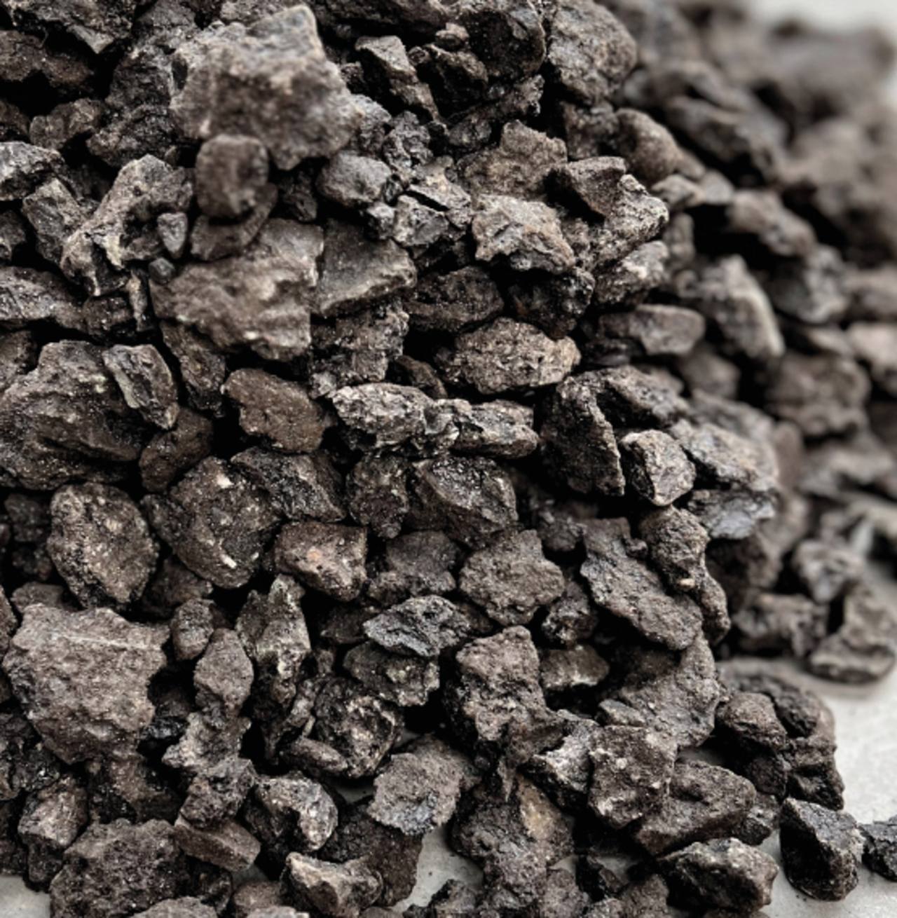 Gesteinsbruch Asphalt des Nuerburgrings aus der Grand Prix Strecke