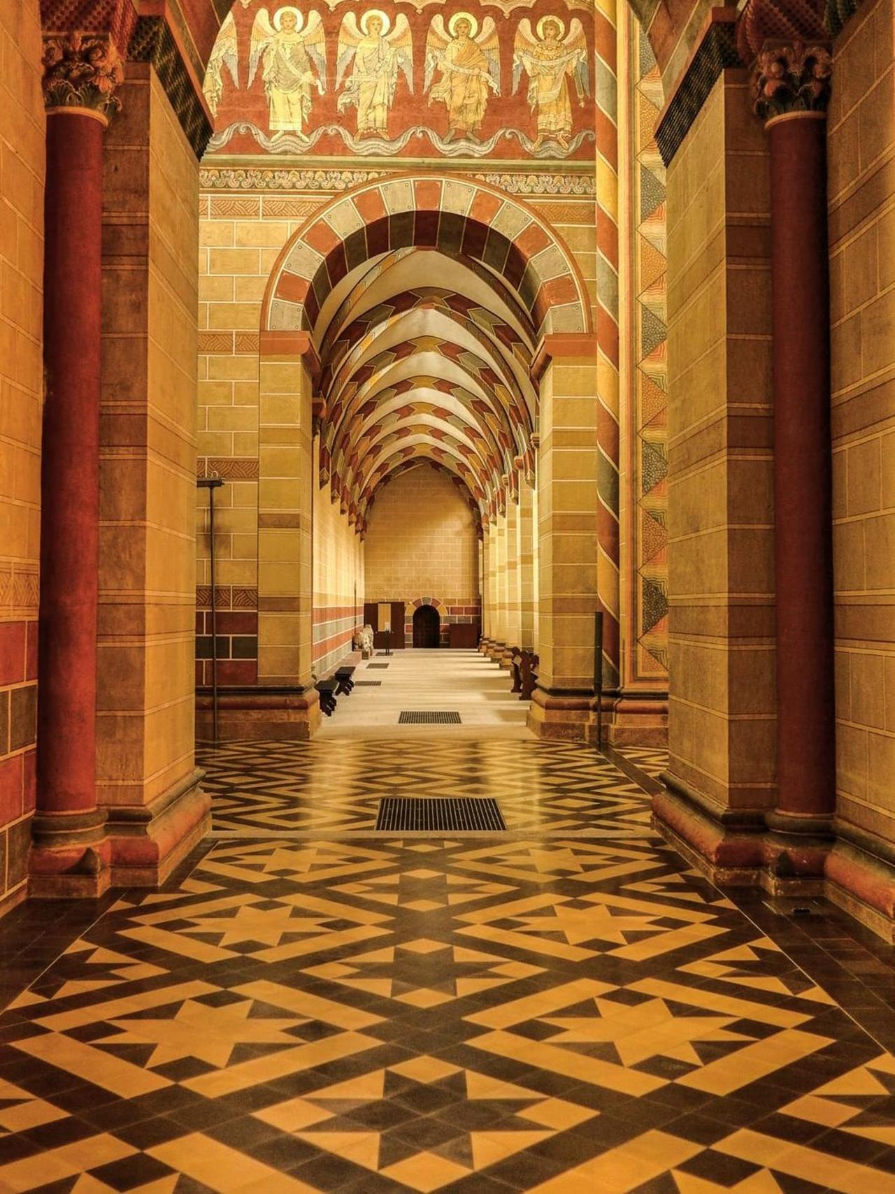 Zementfliesen in gelb und grau im Kaiserdom Königslutter 