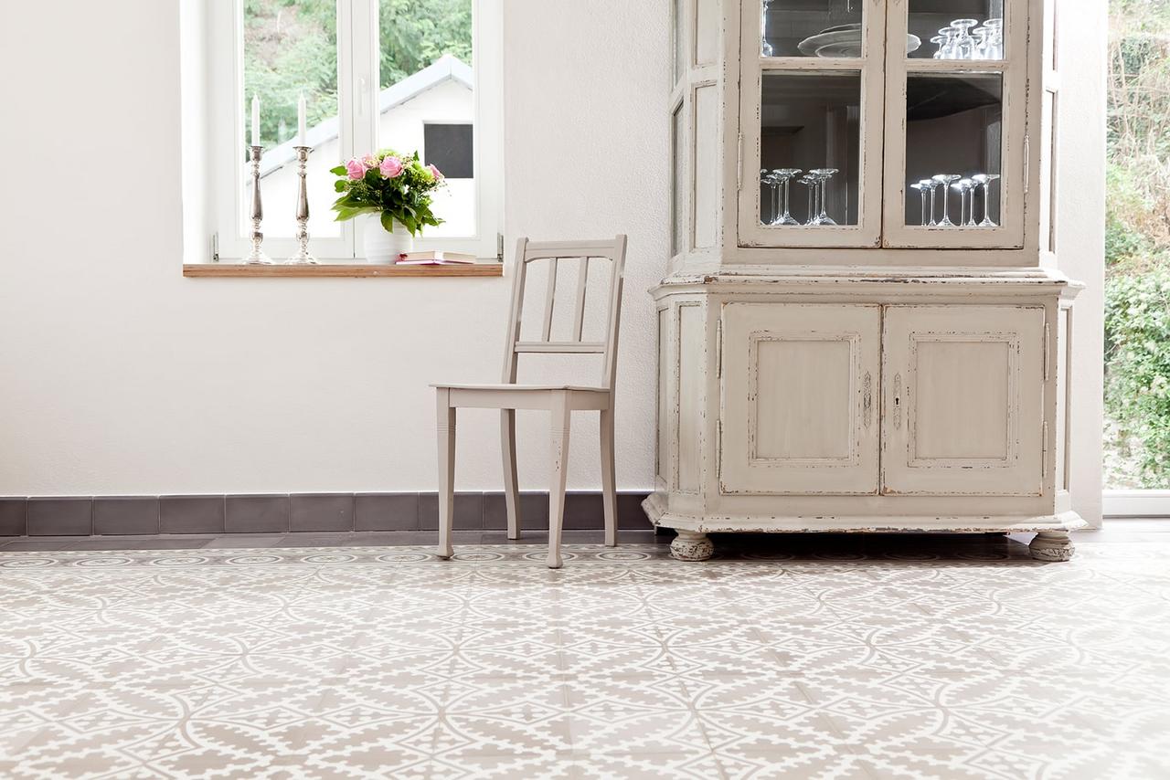 Zementfliesen im Wohnzimmer in weiß grau 