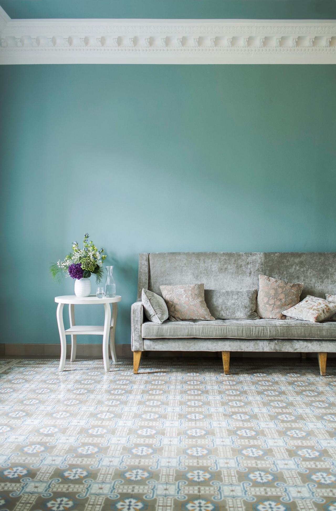 Mehrfarbiges Muster in Graubraun- und Blautönen im Wohnzimmer 