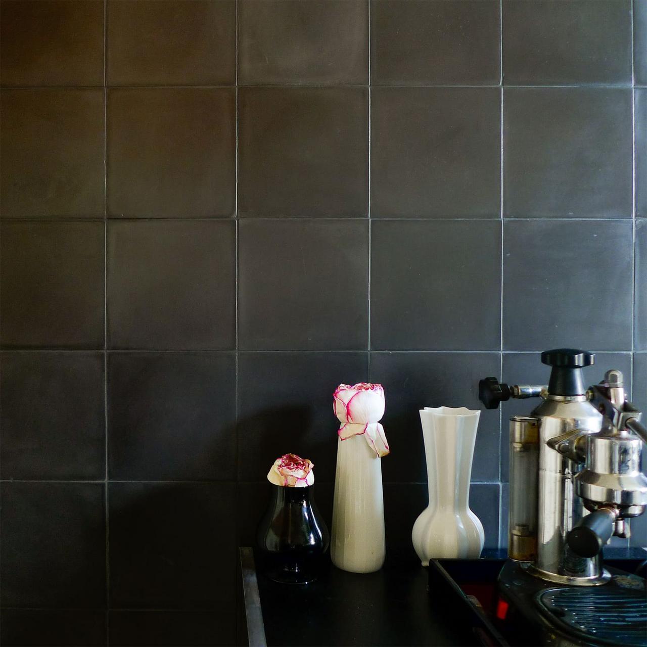 dunkle Zementfließen an der Küchenwand 