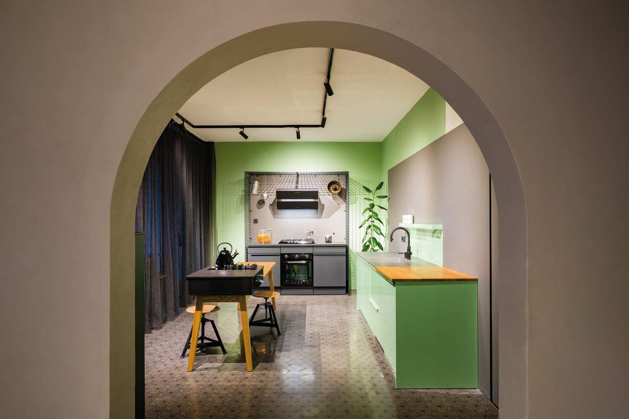 Dunkelgraue 6eckige Zementfliese in einer Küche 