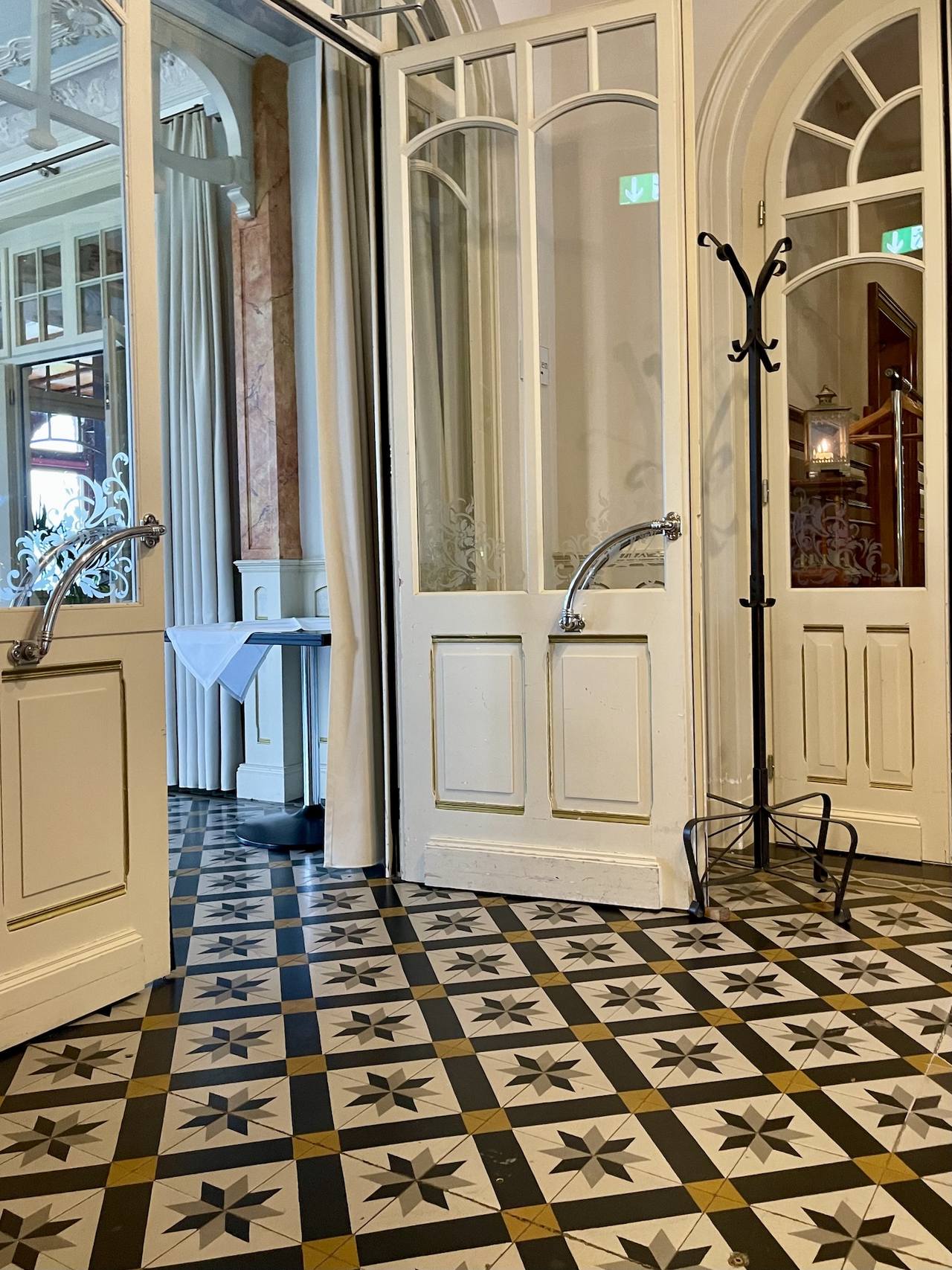 Jugendstilhotel Paxmontana mit Zementfliesen von VIA 