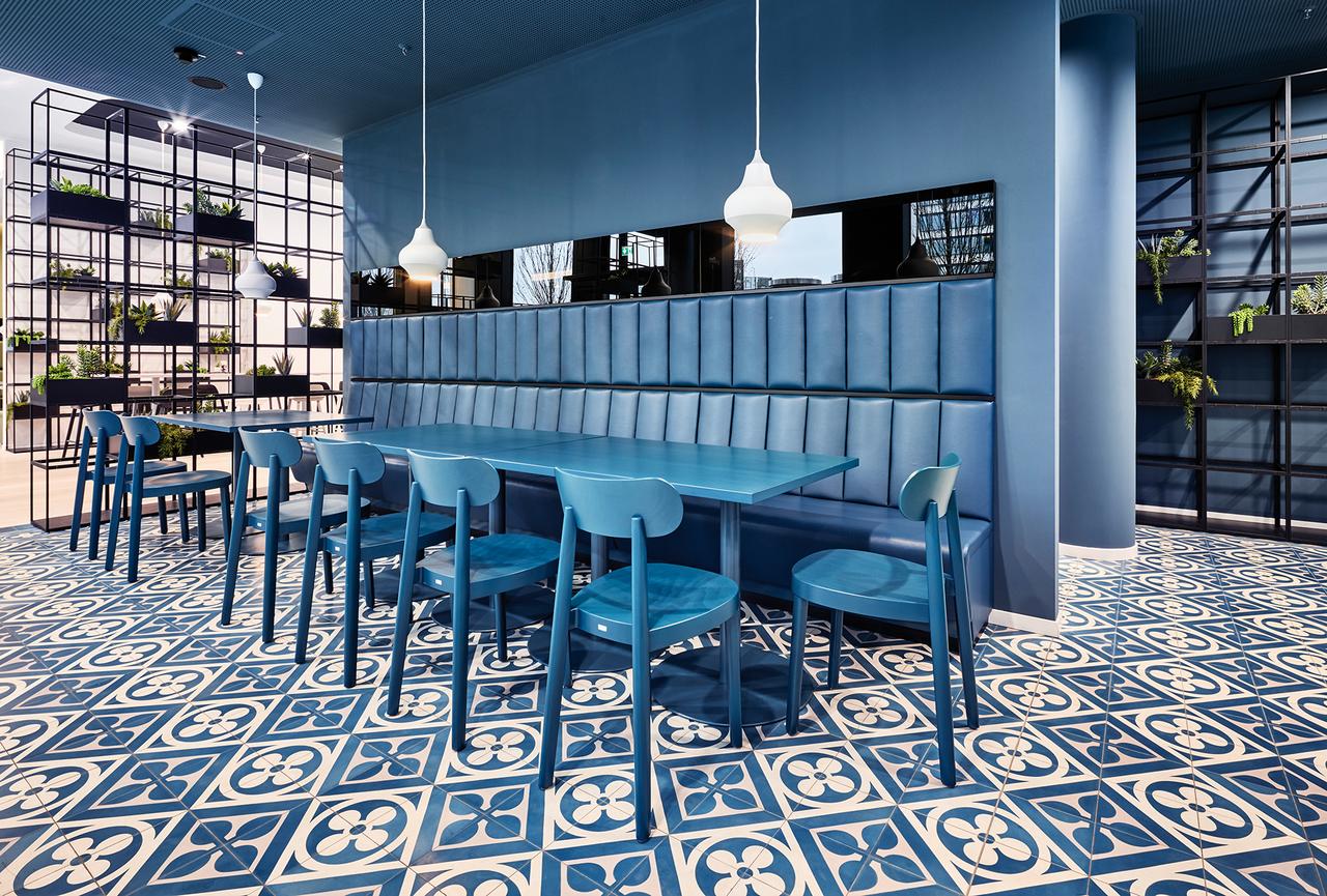 Kantine mit Großgemusterten VIA Platten in Blau