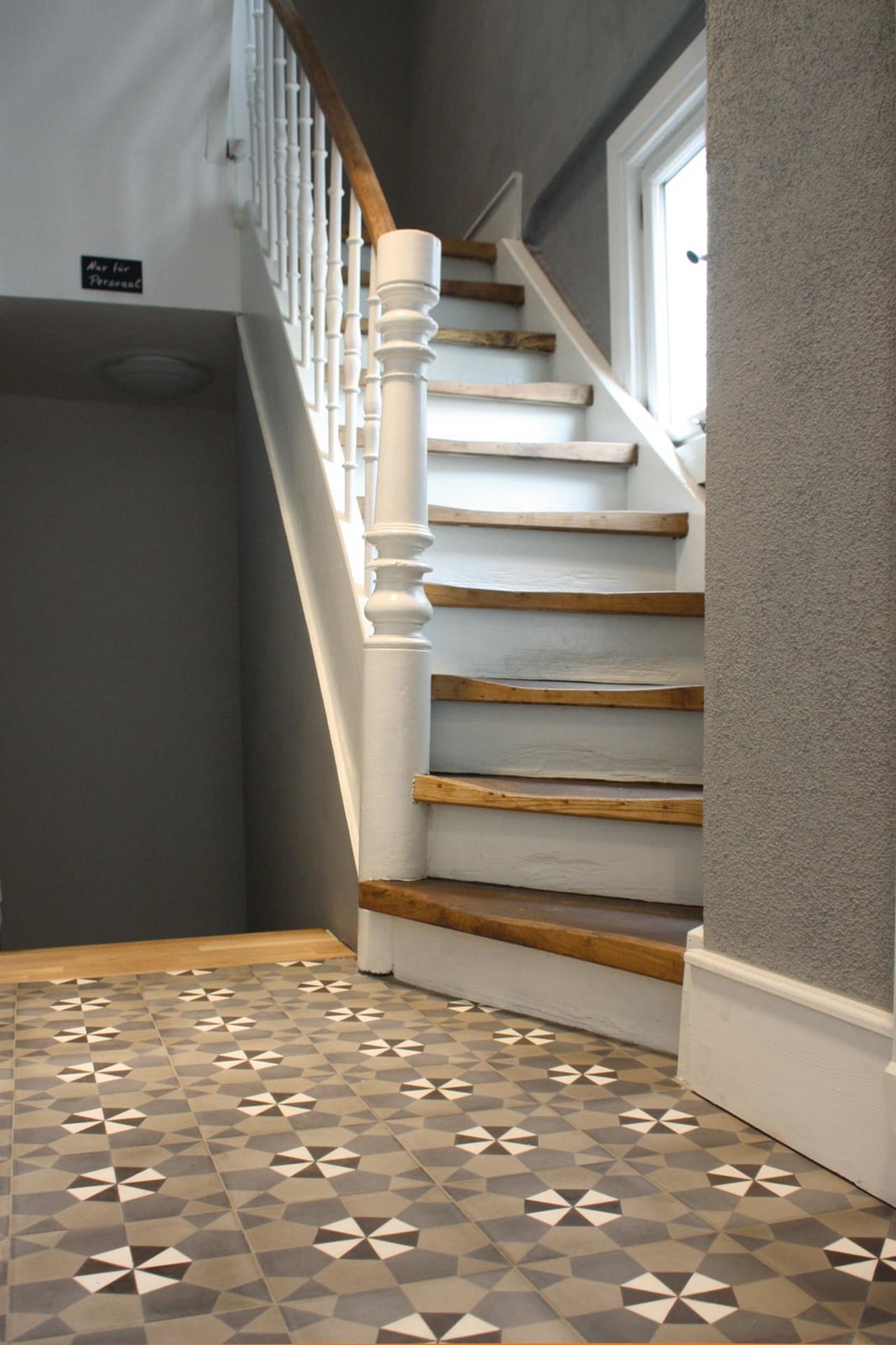 VIA Zementmosaikplatten im Flur mit Holztreppe 