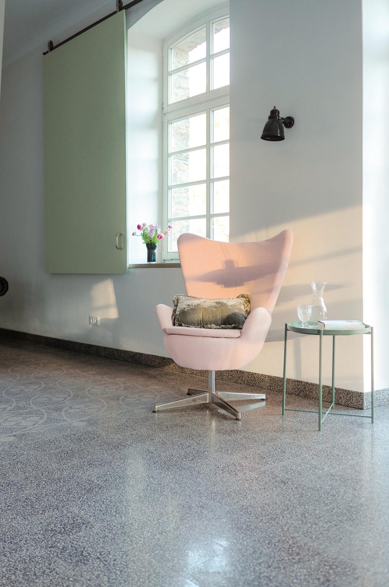 Terrazzo mit groben Carrarasplit im Wohnbereich 