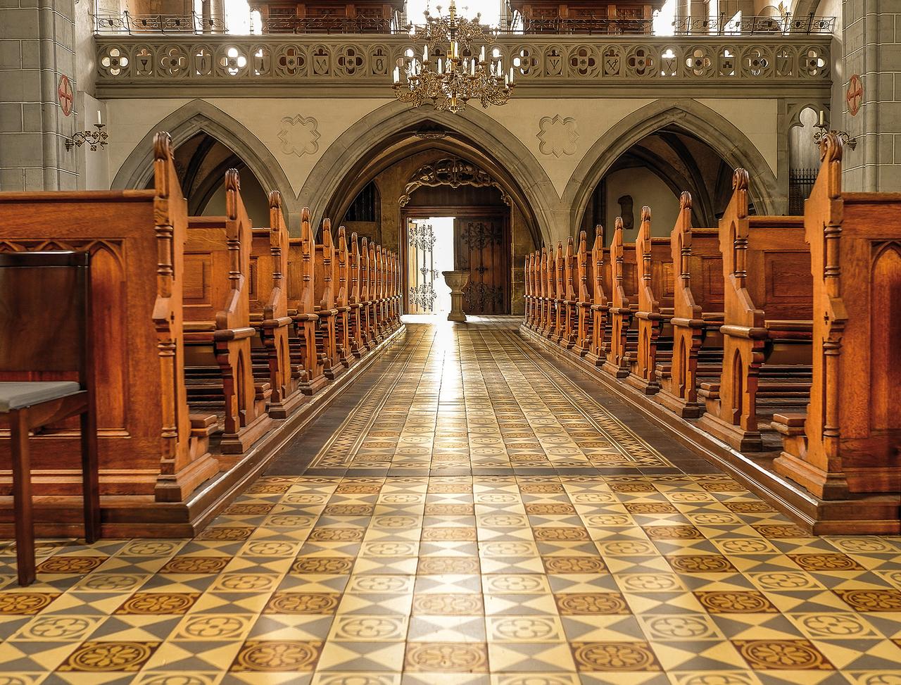 Ritterkapelle Hassfuhrt mit Via Zementfliesen mit drei verschiednen Platten  
