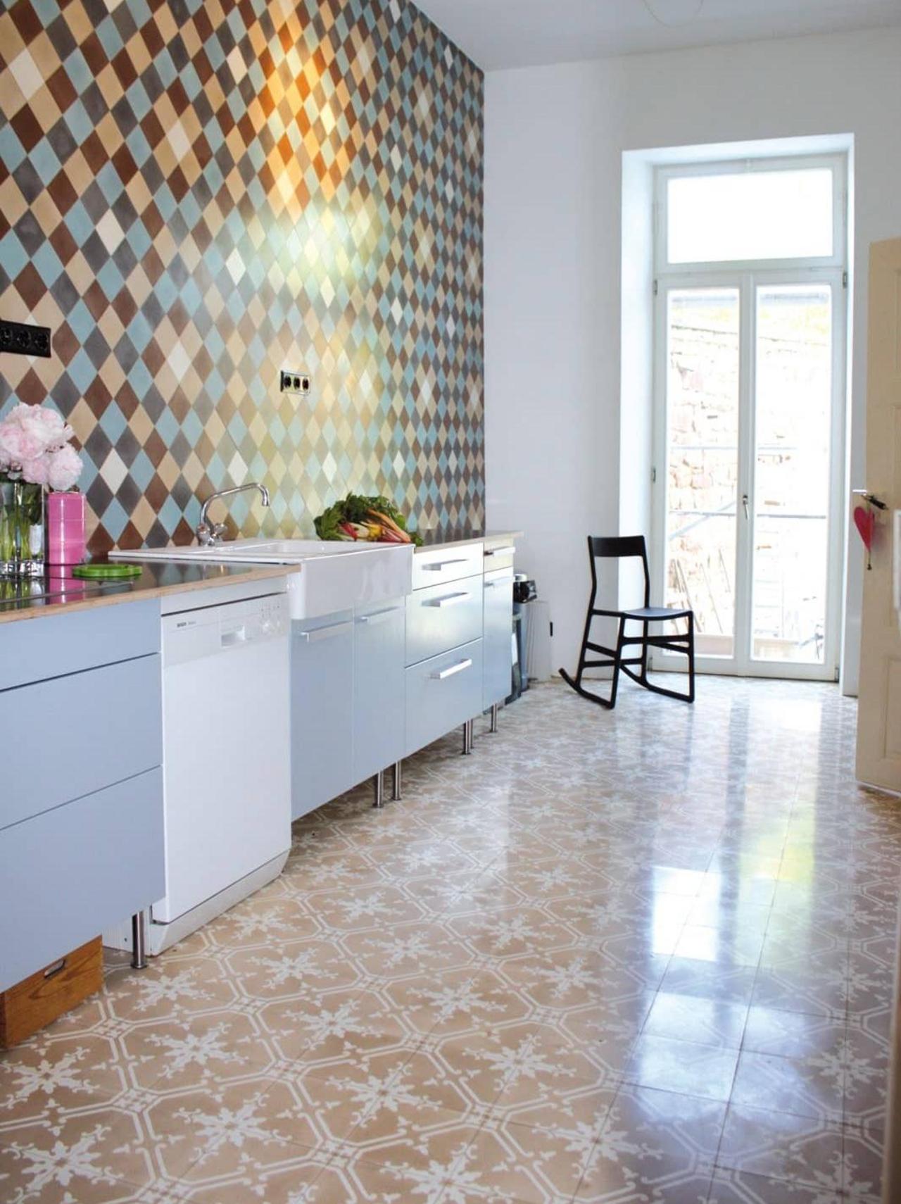 Diagonalmuster aus Portugal in einer Küche 
