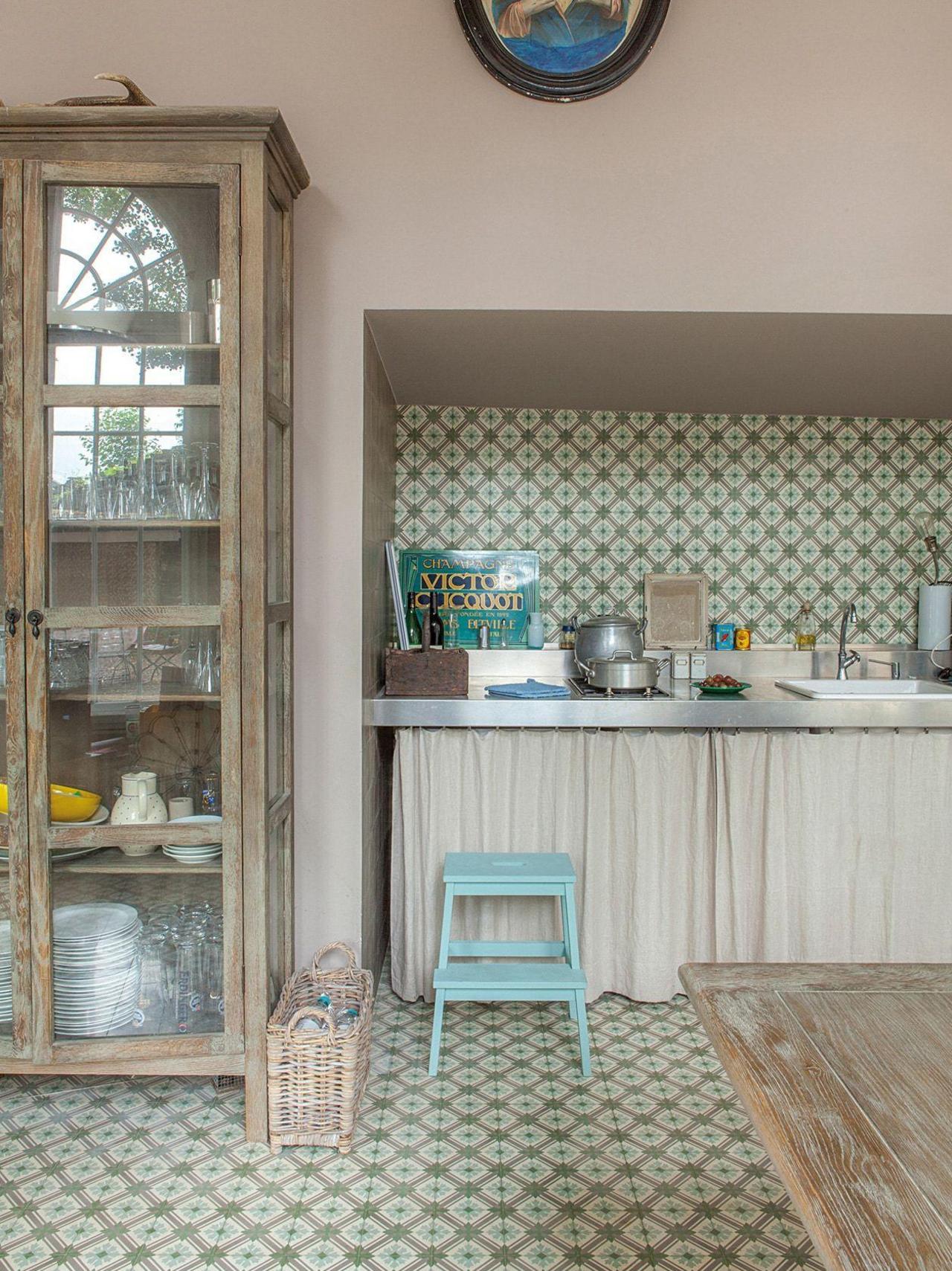 VIA Zementfliese N° 10700 an der Wand und auf dem Boden in Kombination mit Holz Möbeln 