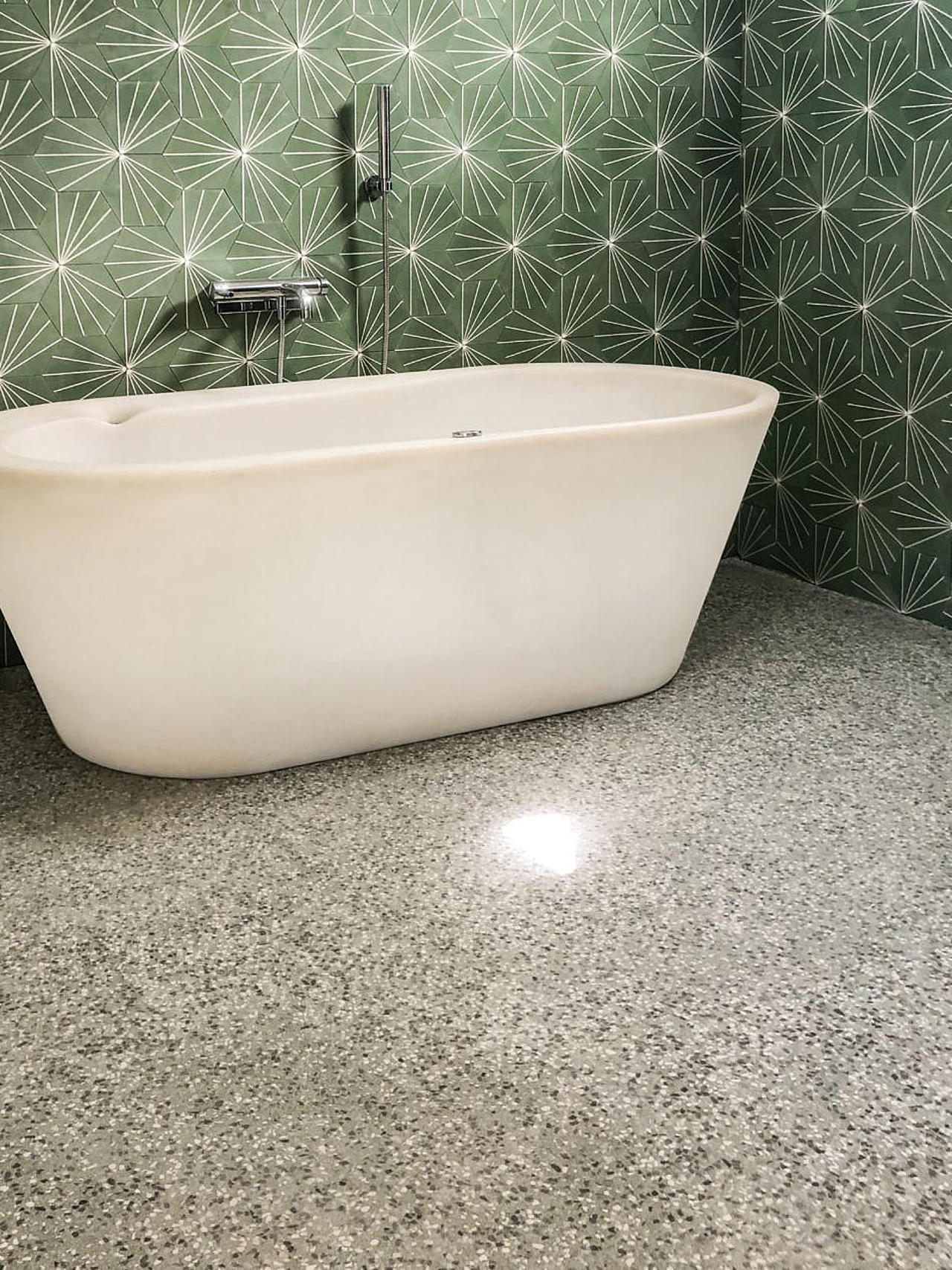 Zementfliesen an der Wand und VIA Terrazzo auf dem Boden 