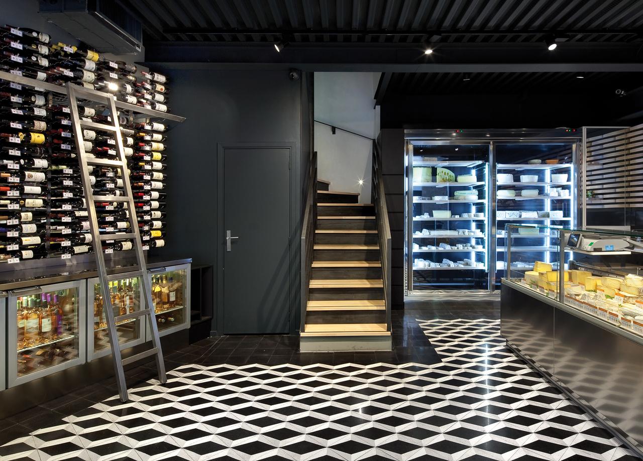 Wein& Käseshop mit 3D VIA Platte in schwarz weiß zur optischen Vertiefung des Raumes