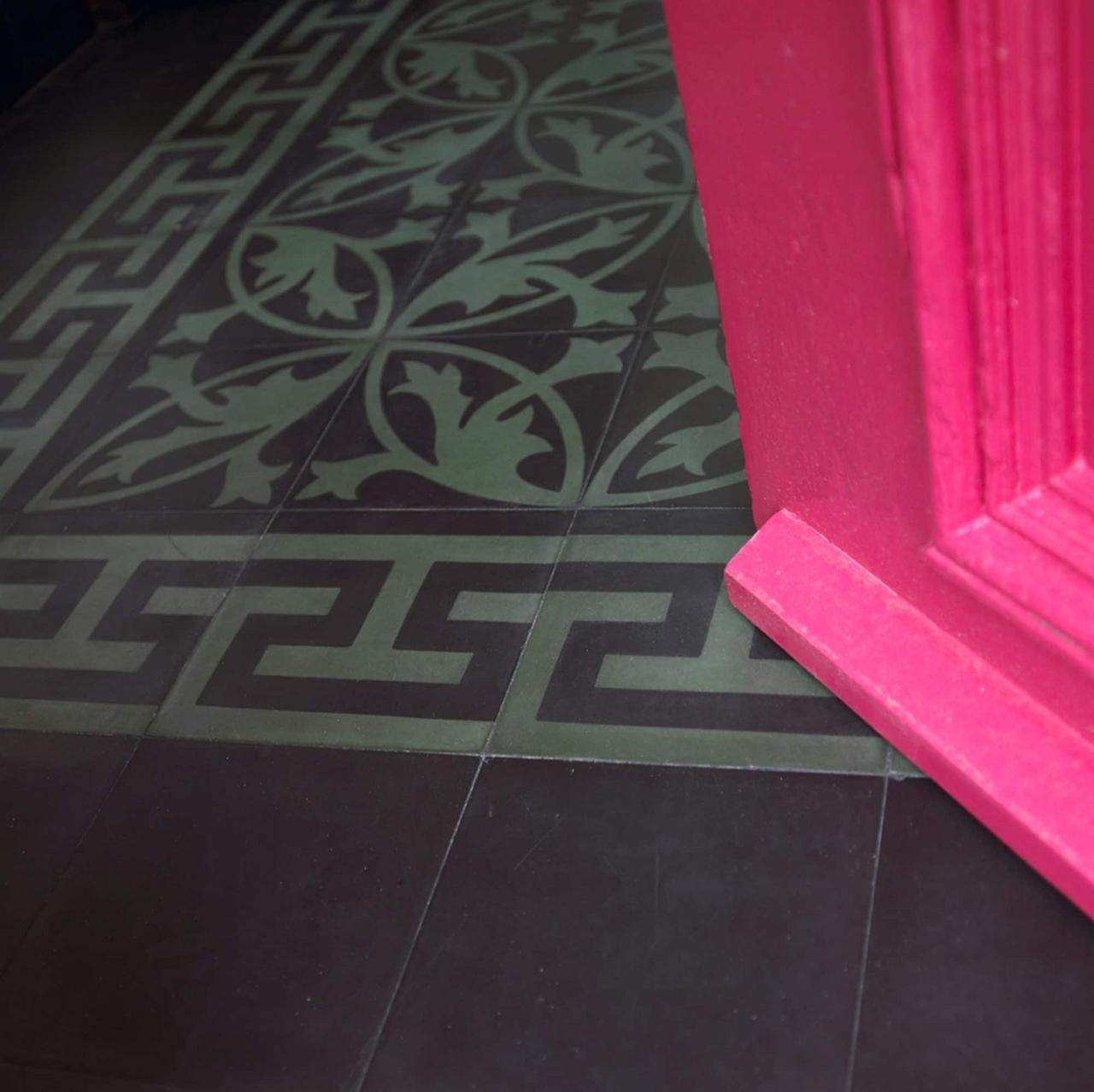 VIA Zweifarbige florale Zementfliese in schwarz und graugrün. 