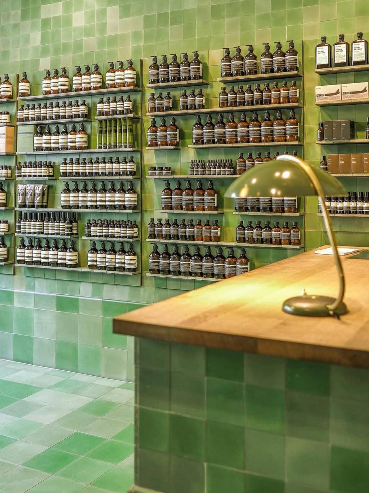 VIA Zementfliesen in Grüntönen im Aesop Shop 