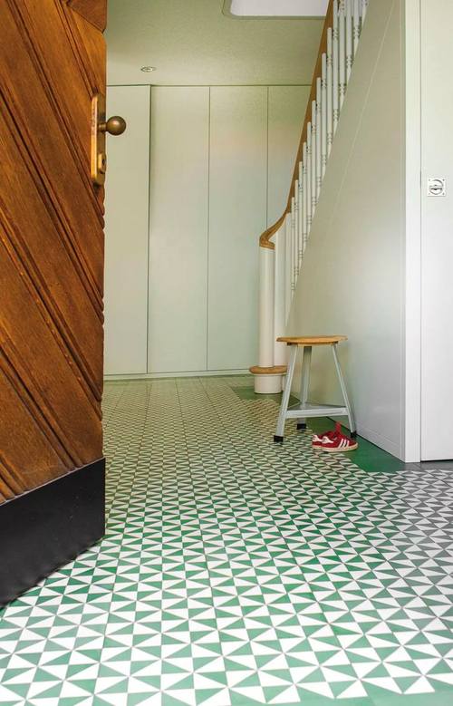 Treppenhaus mit graugrünem Dreiecksmuster