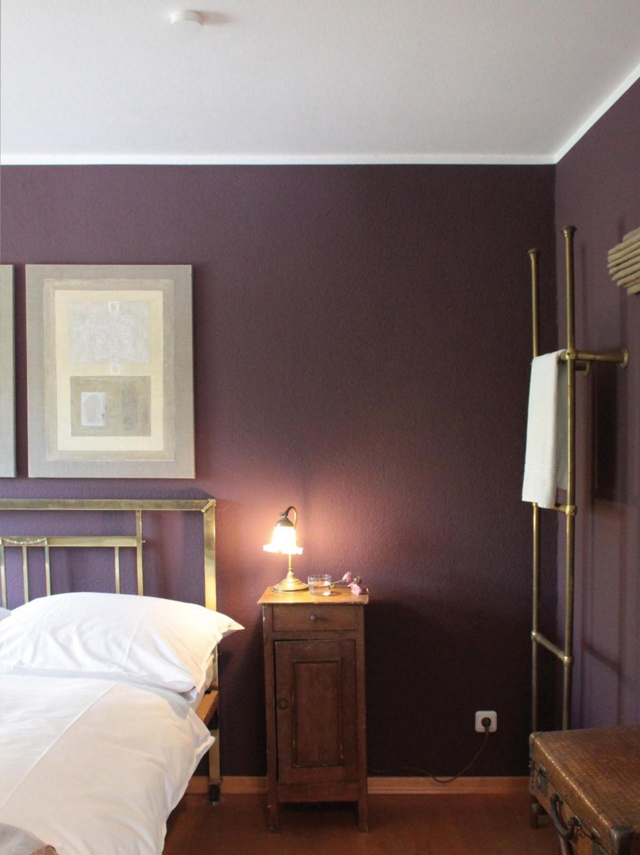 Schlafraum in VIA Kreidefarbe Traube gestrichen 