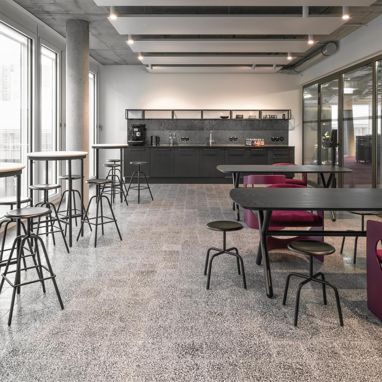 schwarze Terrazzofliesen in der Sony Kantine 