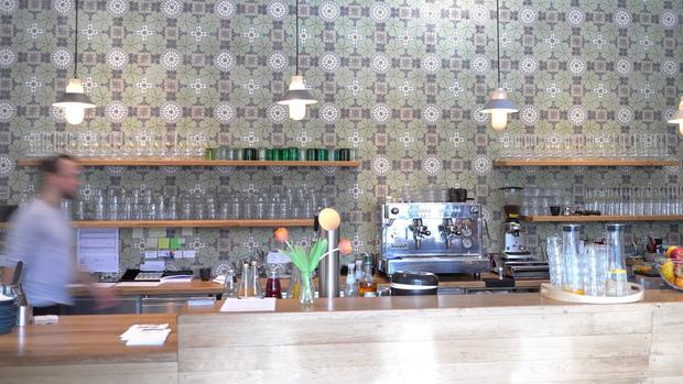 Zementfliesen mit Muster in einer Bar 