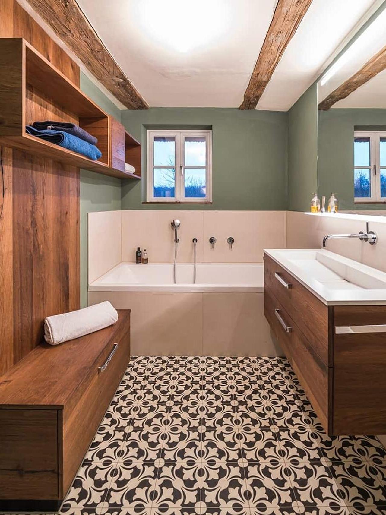 Schwarzweisses Muster mit VIA Zementfliesen im Badezimmer 