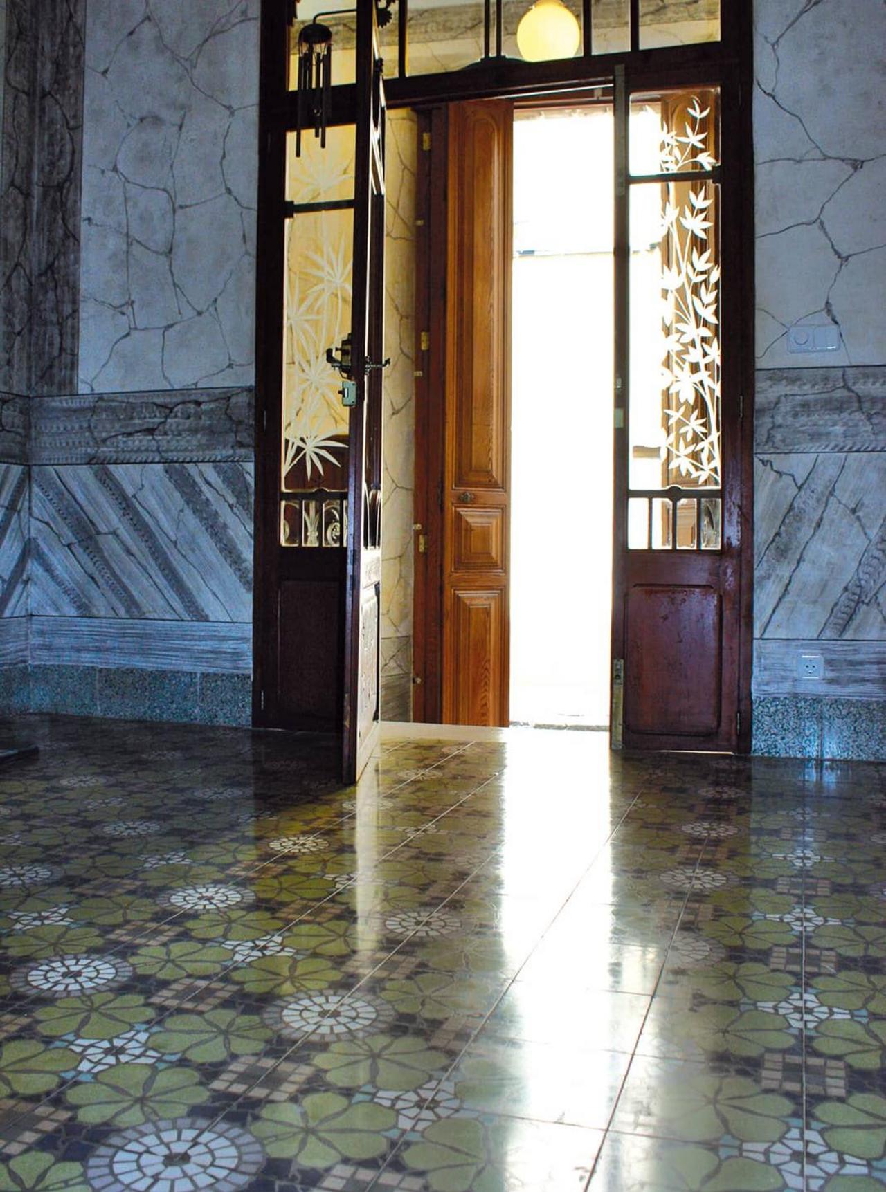 Zementfliesen von VIA im Flur mit brauner Holztür 