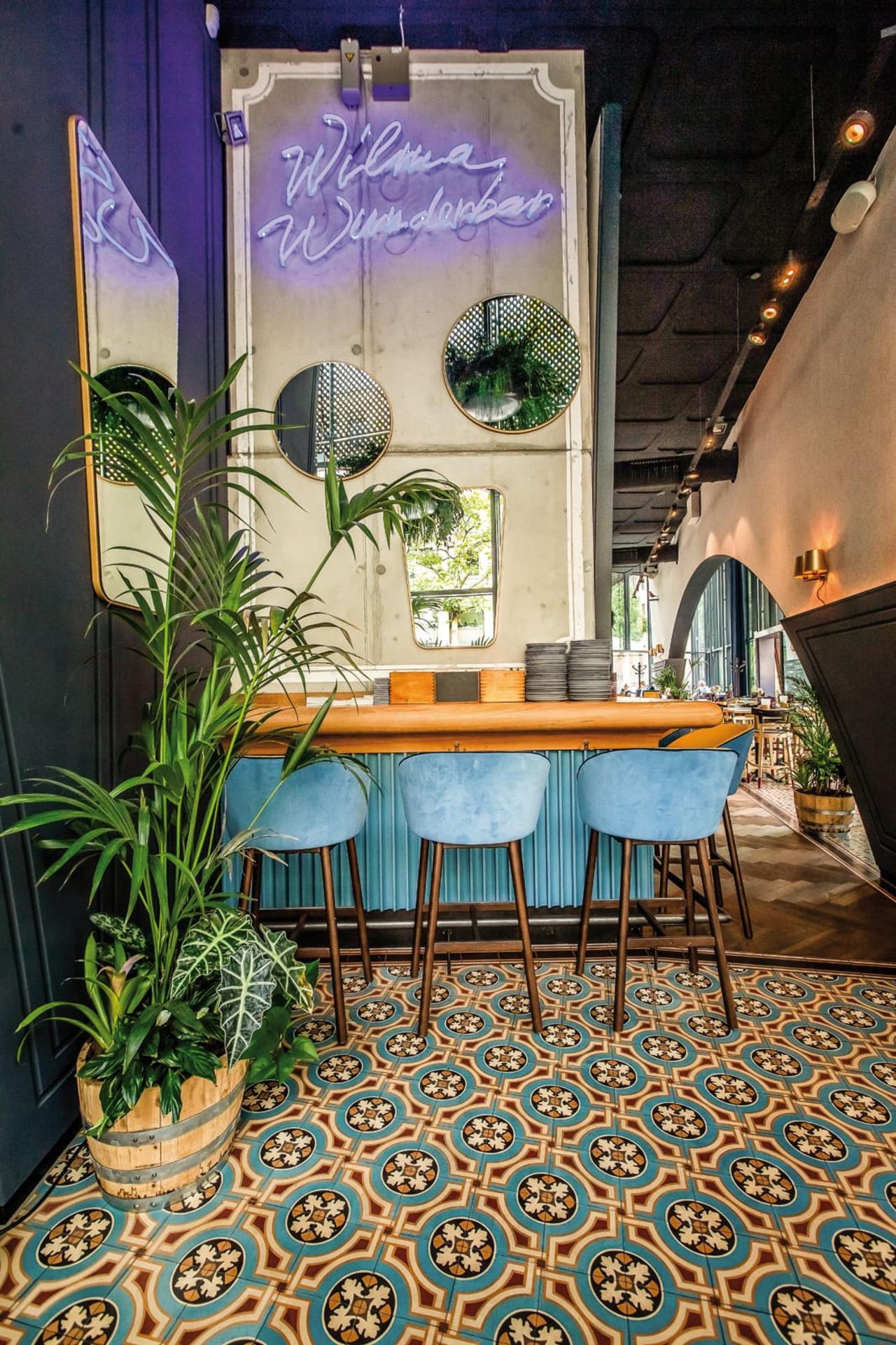 VIA Gründerzeitplatte in einem Bistro 