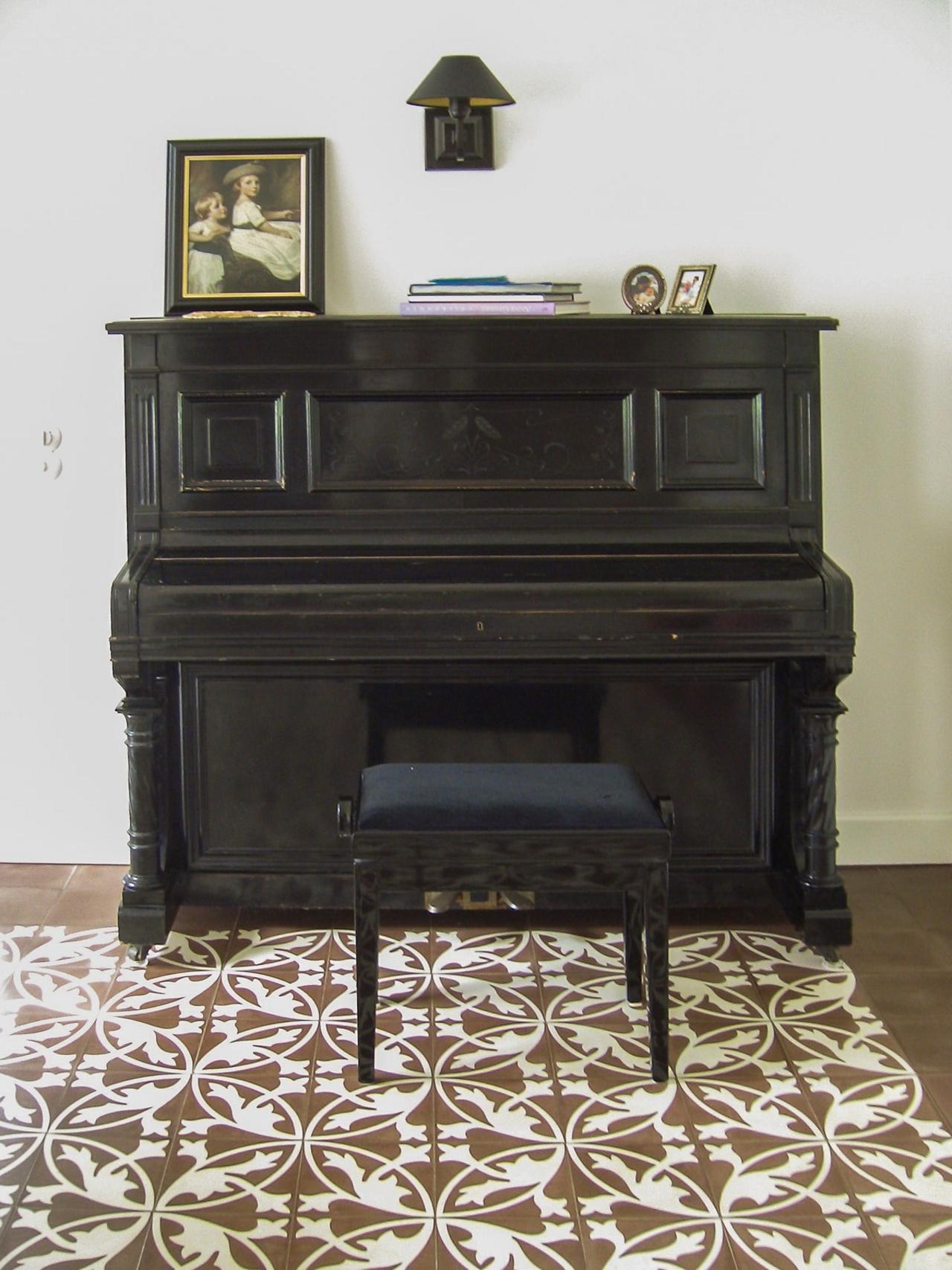 Zweifarbige florale Zementfliese in braun und weiß im Wohnbereich 