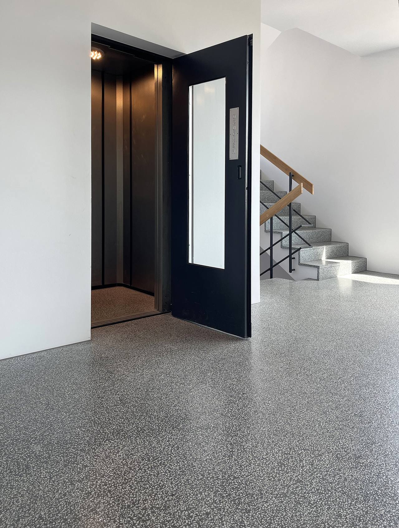 Treppenhaus Flur und Aufzugboden mit VIA Terrazzo  