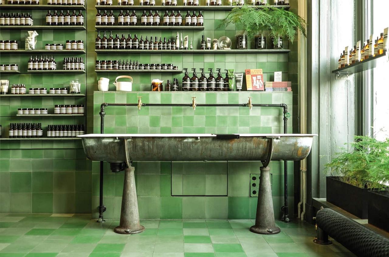 Grüne Zementfliesen Aesop Shop Berlin in verschiedenen Formaten 