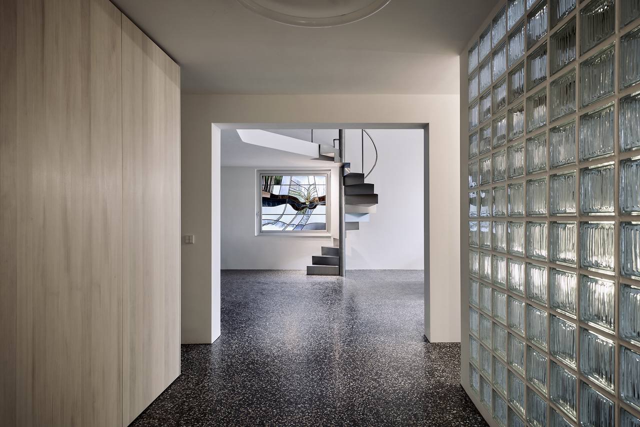 VIA Terrazzo im Flur mit Glasbausteinen in 50 er Jahre Architektenhaus von Hans Schilling  