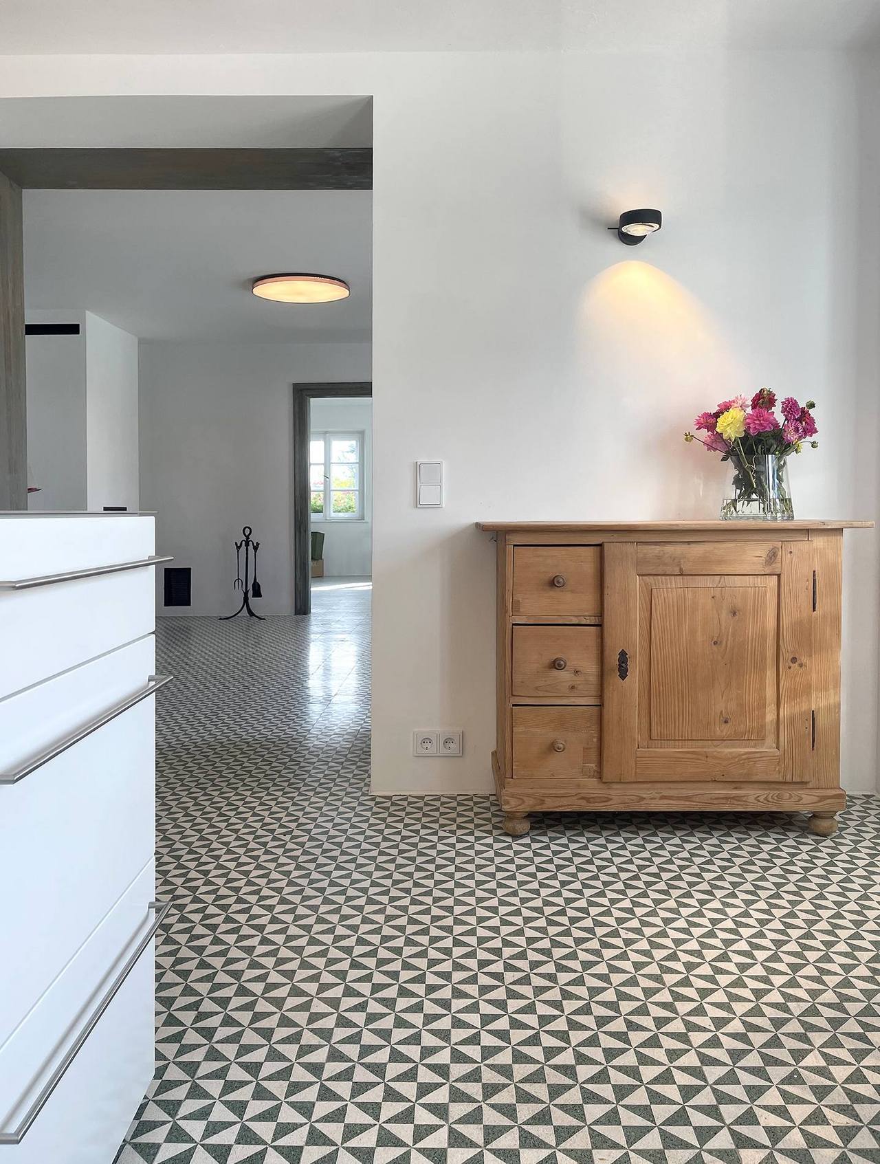 Holzanrichte in Küche auf VIA Terrazzoplatten mit grün-weißen Dreiecken 