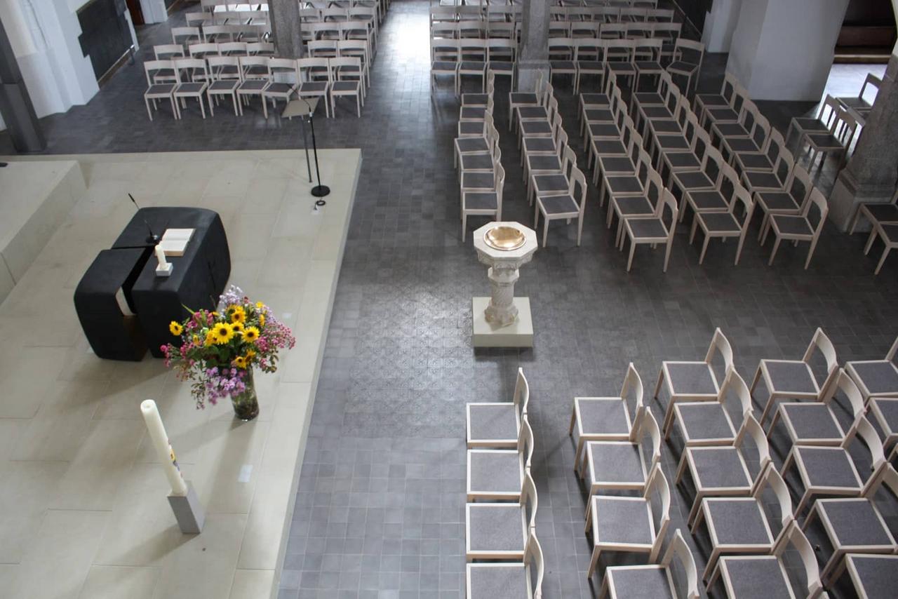 Zementfiesen in grau mit Präge-Muster in der Kirche 