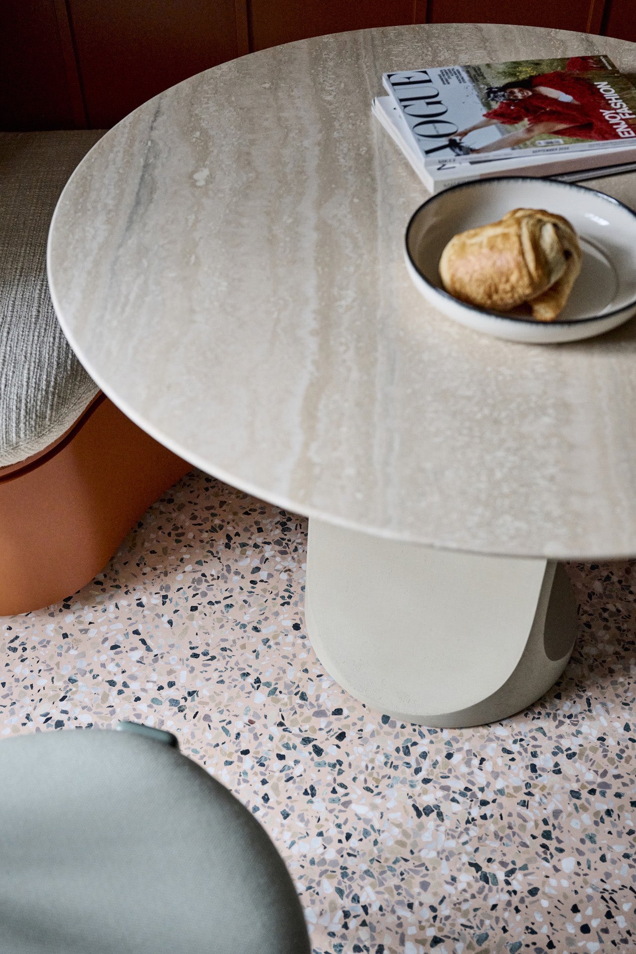 Terrazzoboden mit bunten Steinen und rosa Bindemittel 