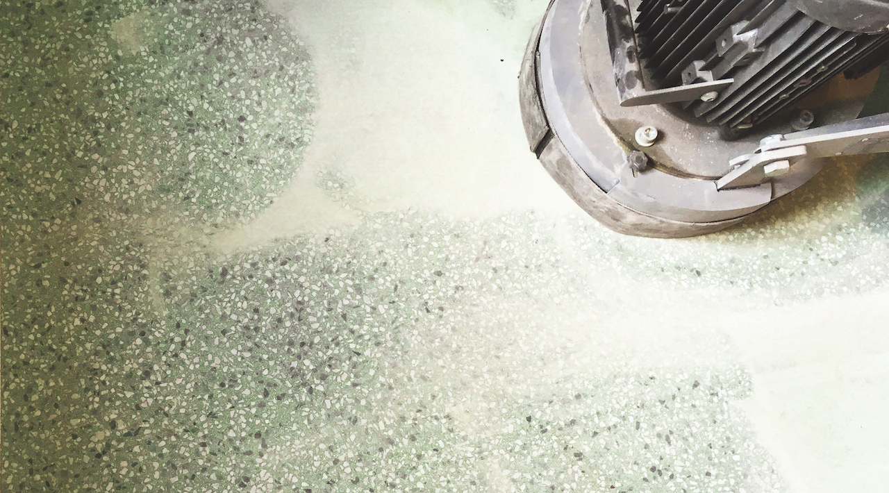 VIA Terrazzo grob schleifen mit sichtbarem Schleifstaub 