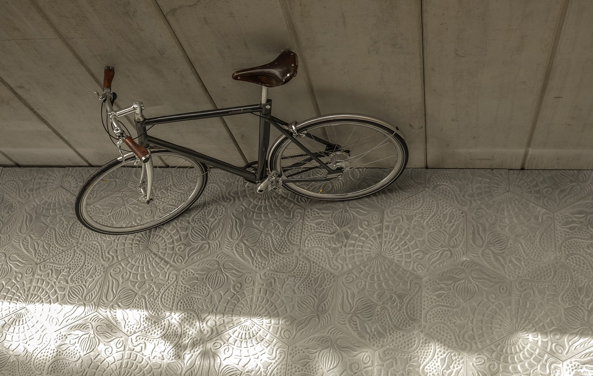 Fahrrad auf Trottoirplatten