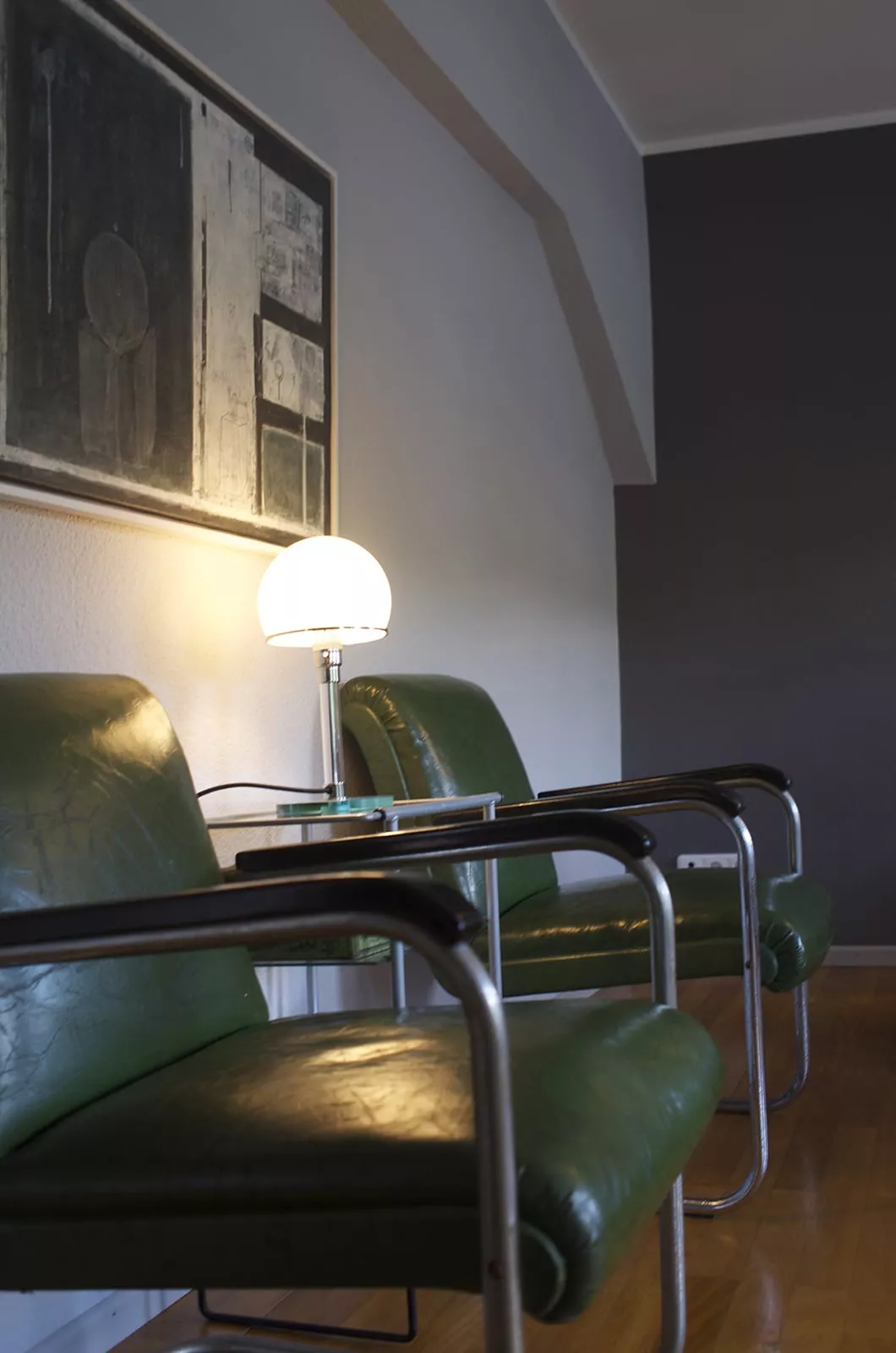 Grüne Sessel vor VIA Kreidefarbe