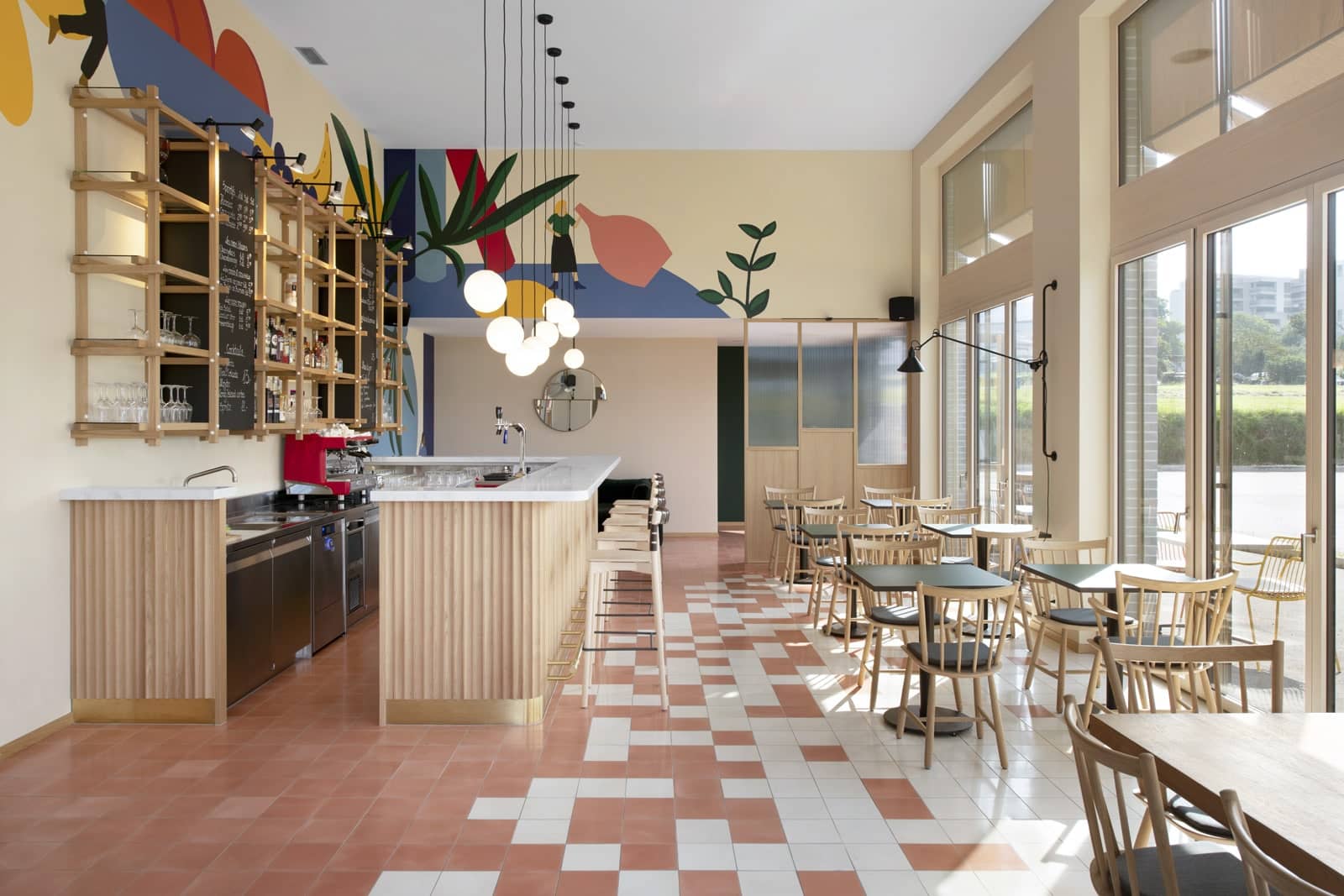 Zementfliesen in uni weiss und lachs im cafe l'aimant