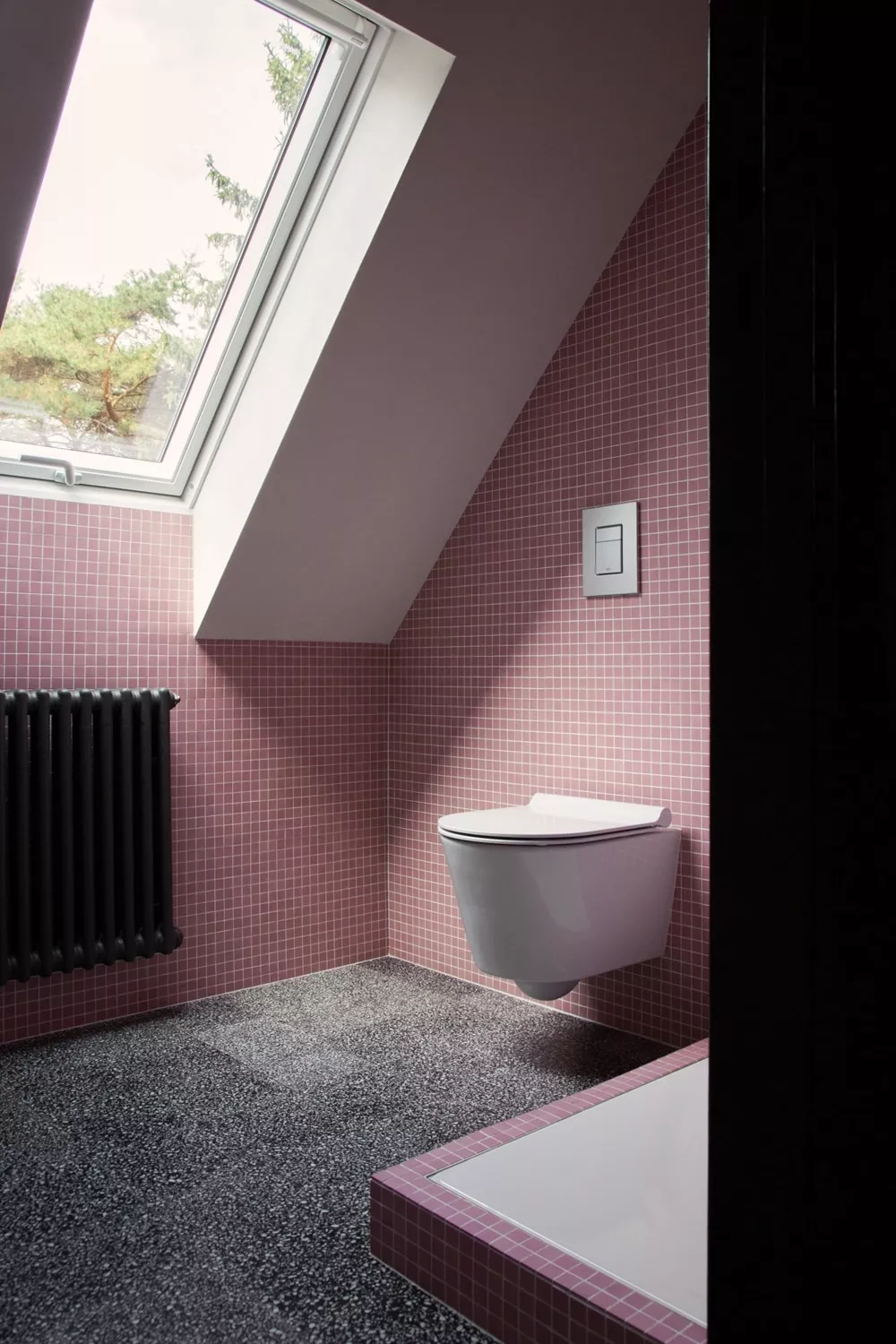 Terrazzofliesen schwarz/rot im Badezimmer