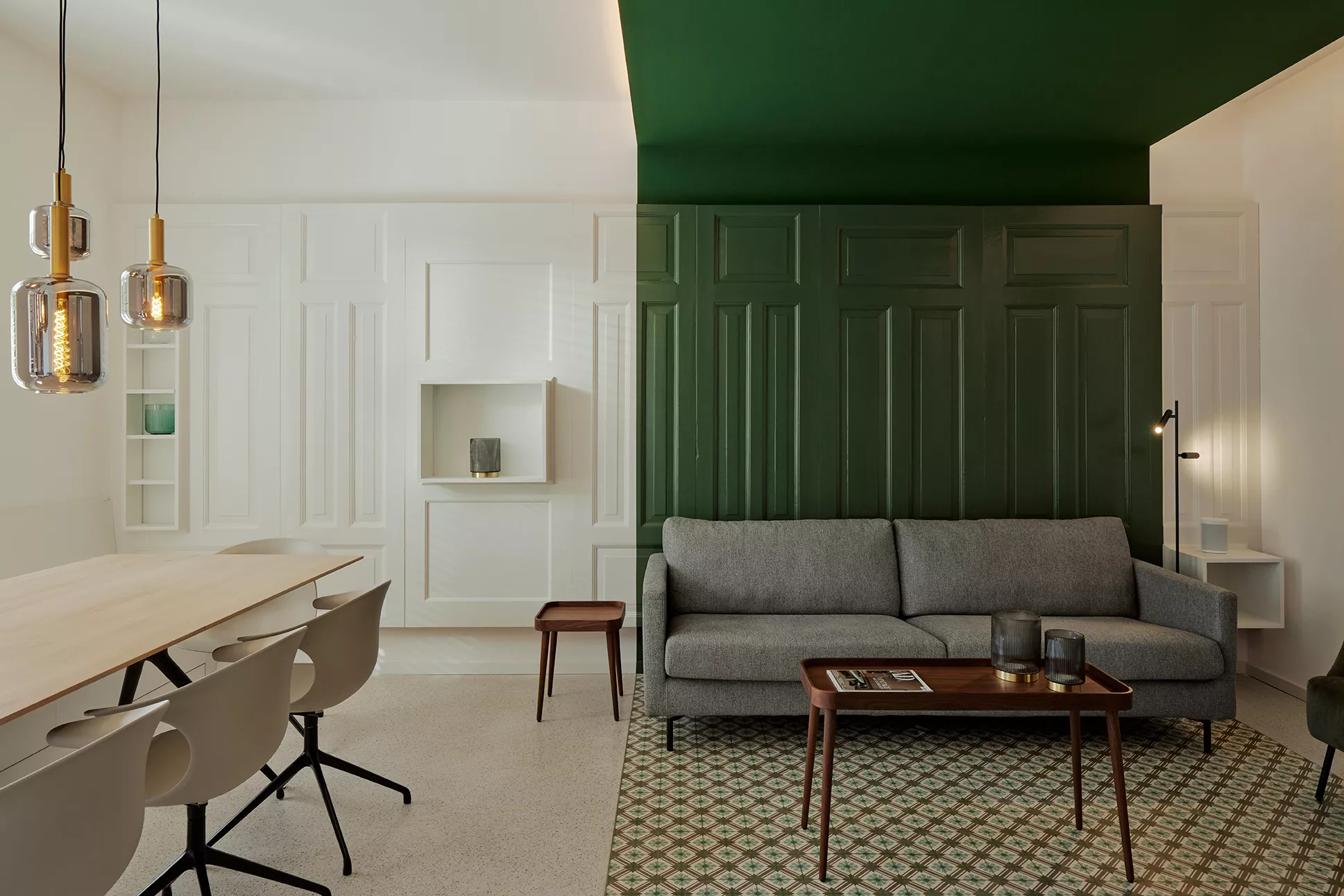 Ferienwohnung mit Zementfliesen im Wohnzimmer und Terrazzo in einem hellen Esszimmer