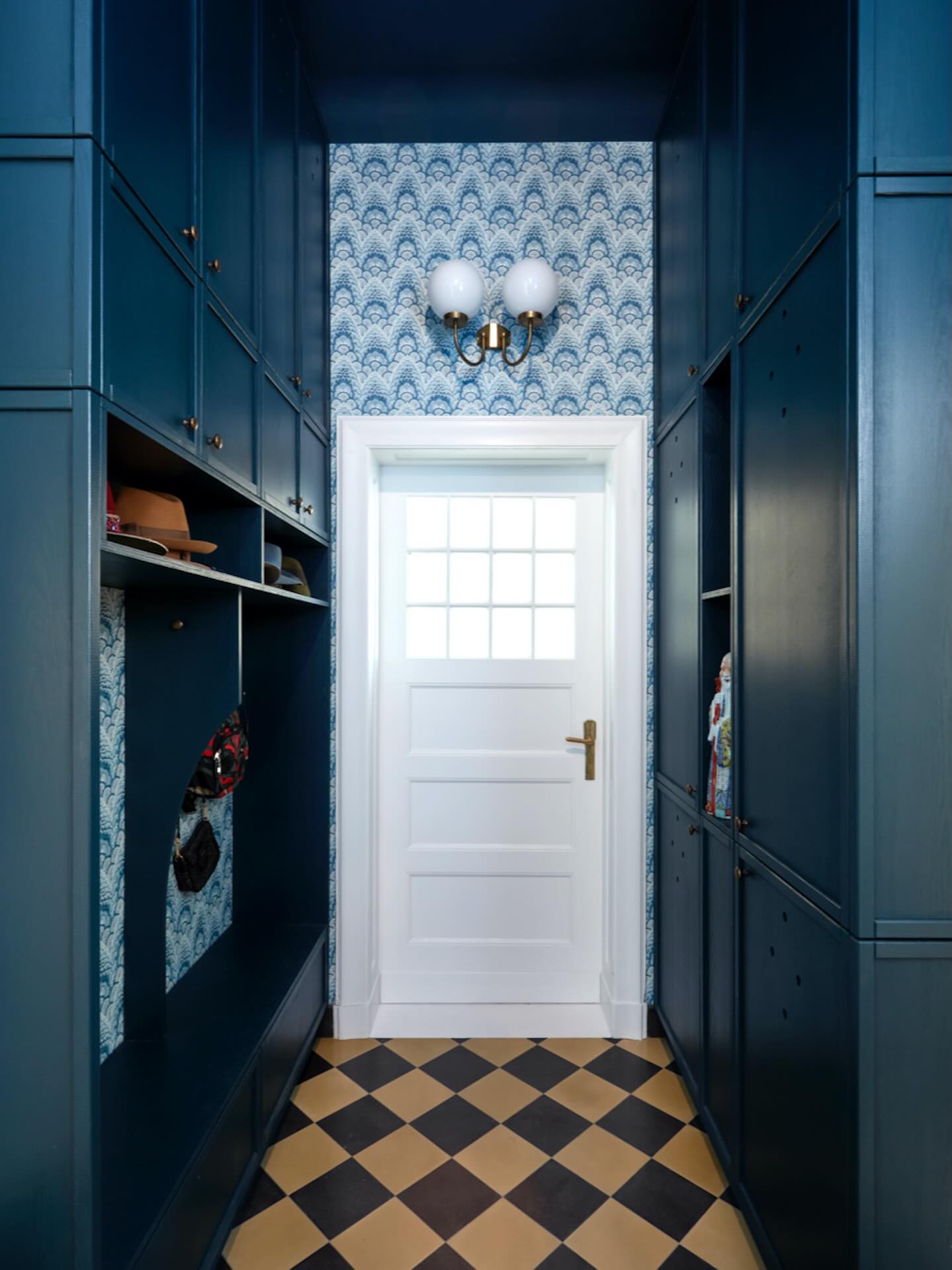 VIA Zementfliesen Flur mit dunklen Wänden