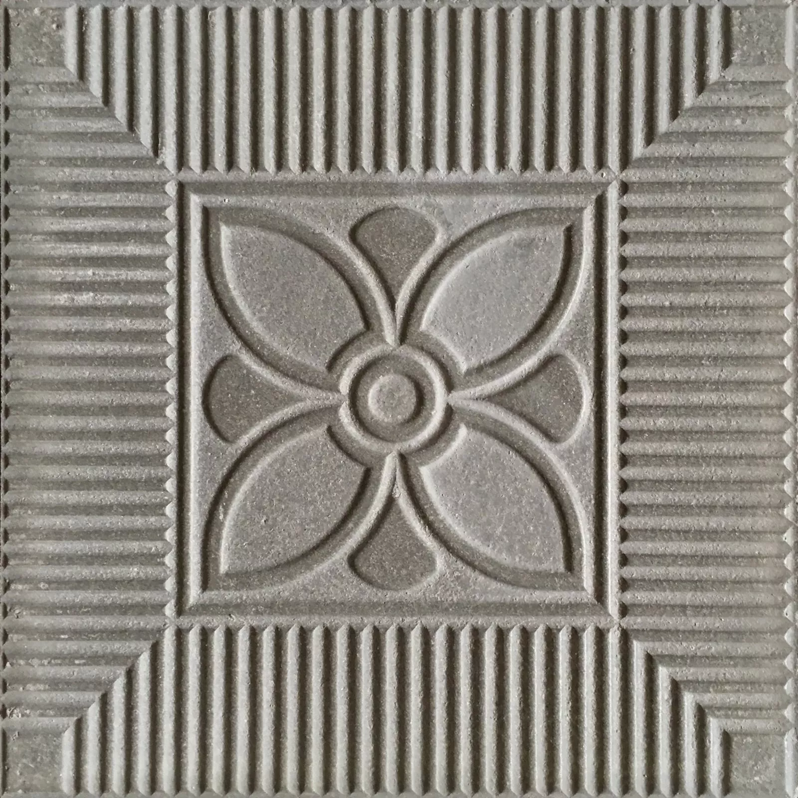 geriffelte Trottoirplatte mit Blumenmuster