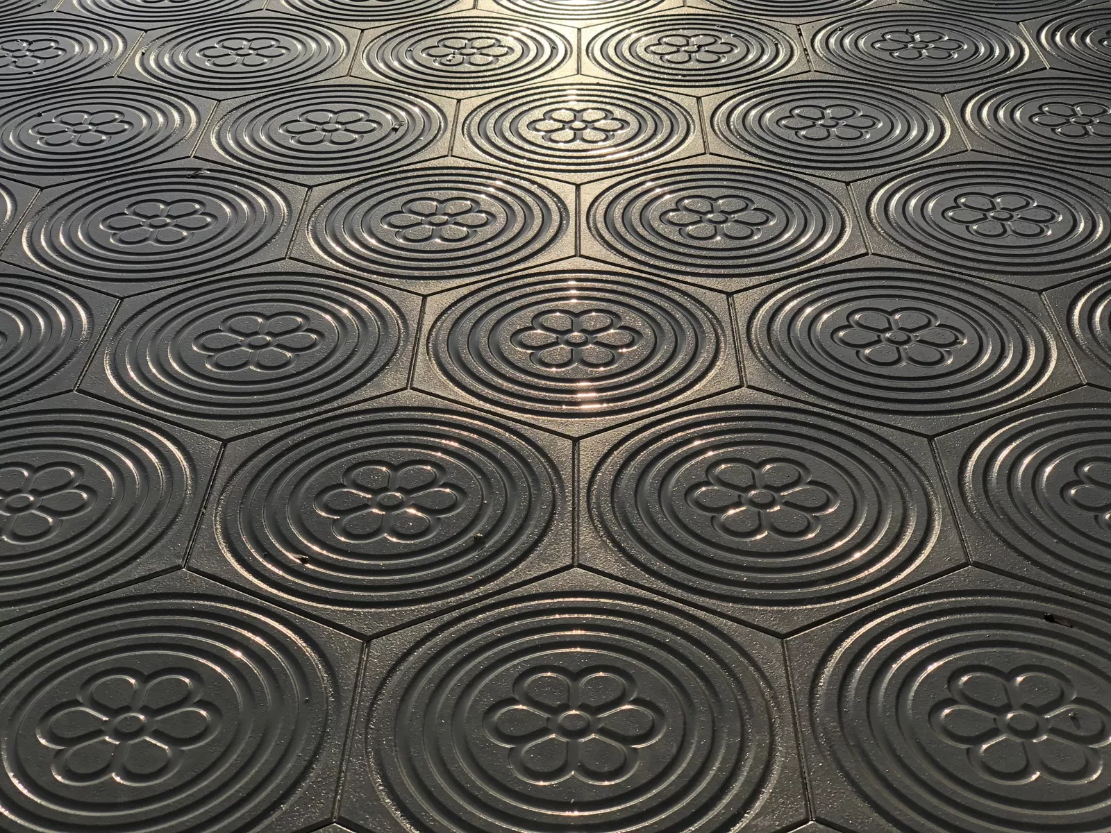 große Trottoirplatten mit Muster