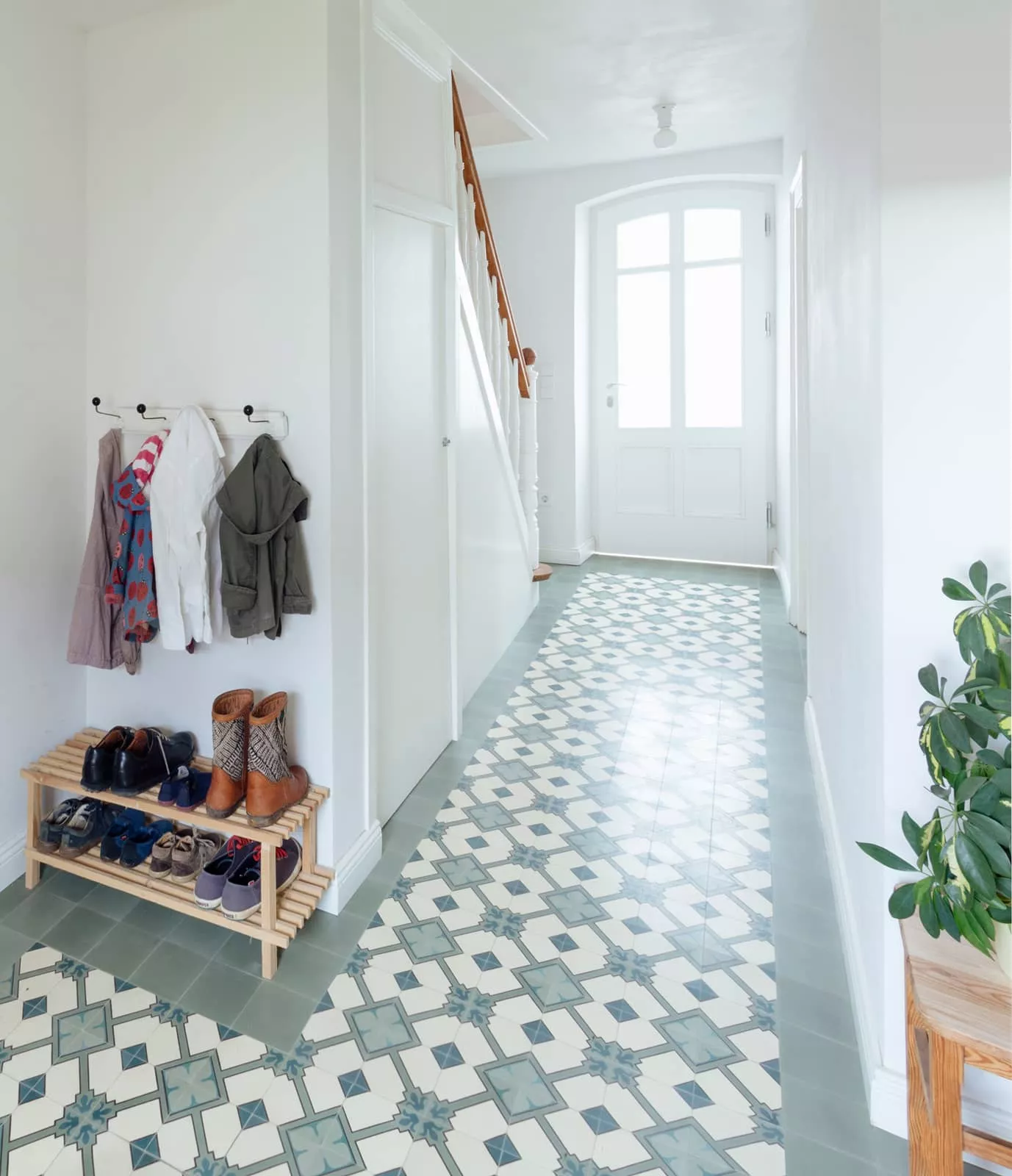 Grünblauer Muster mit Zementfliesen im Flur