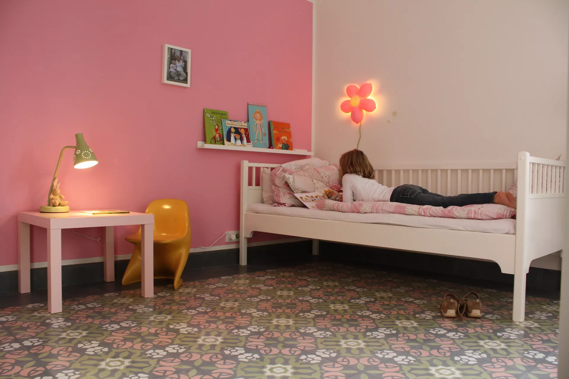 VIA Zementfliese mit Rosenmuster im Kinderzimmer