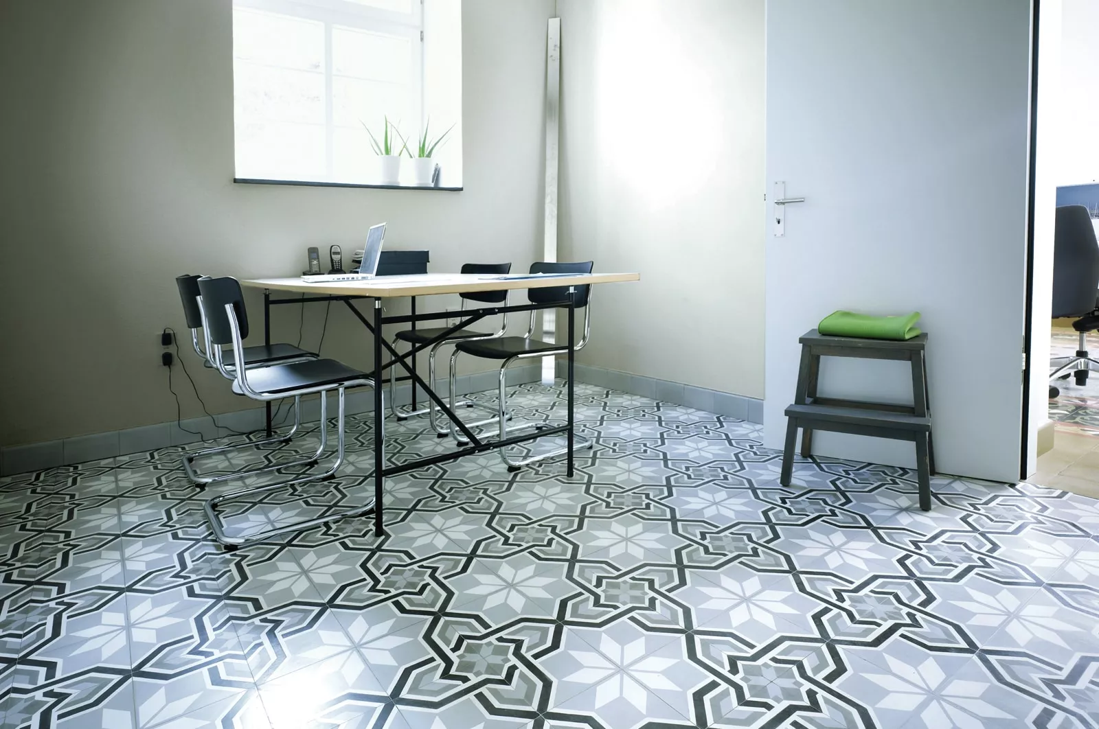 zementmosaikplatten-nummer-13252-kueche-02-via-gmbh