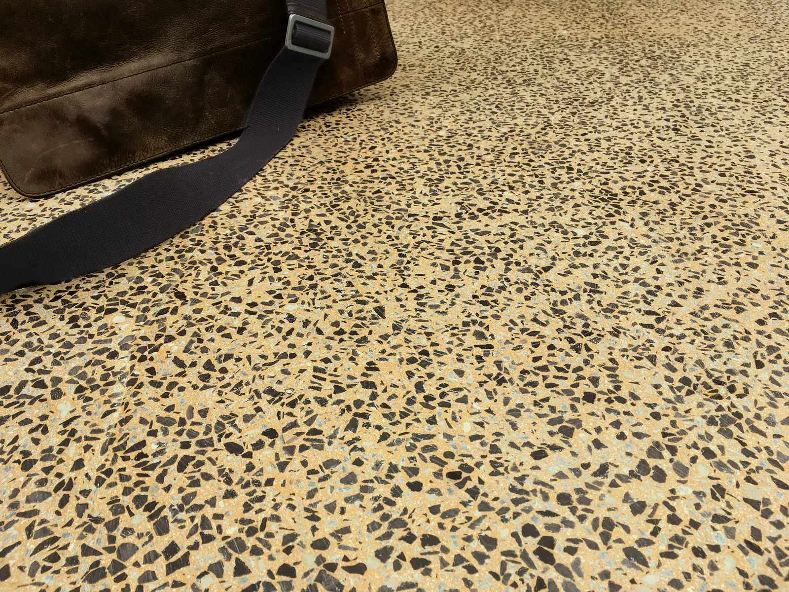 Terrazzo fugenlos gelb mit Tasche