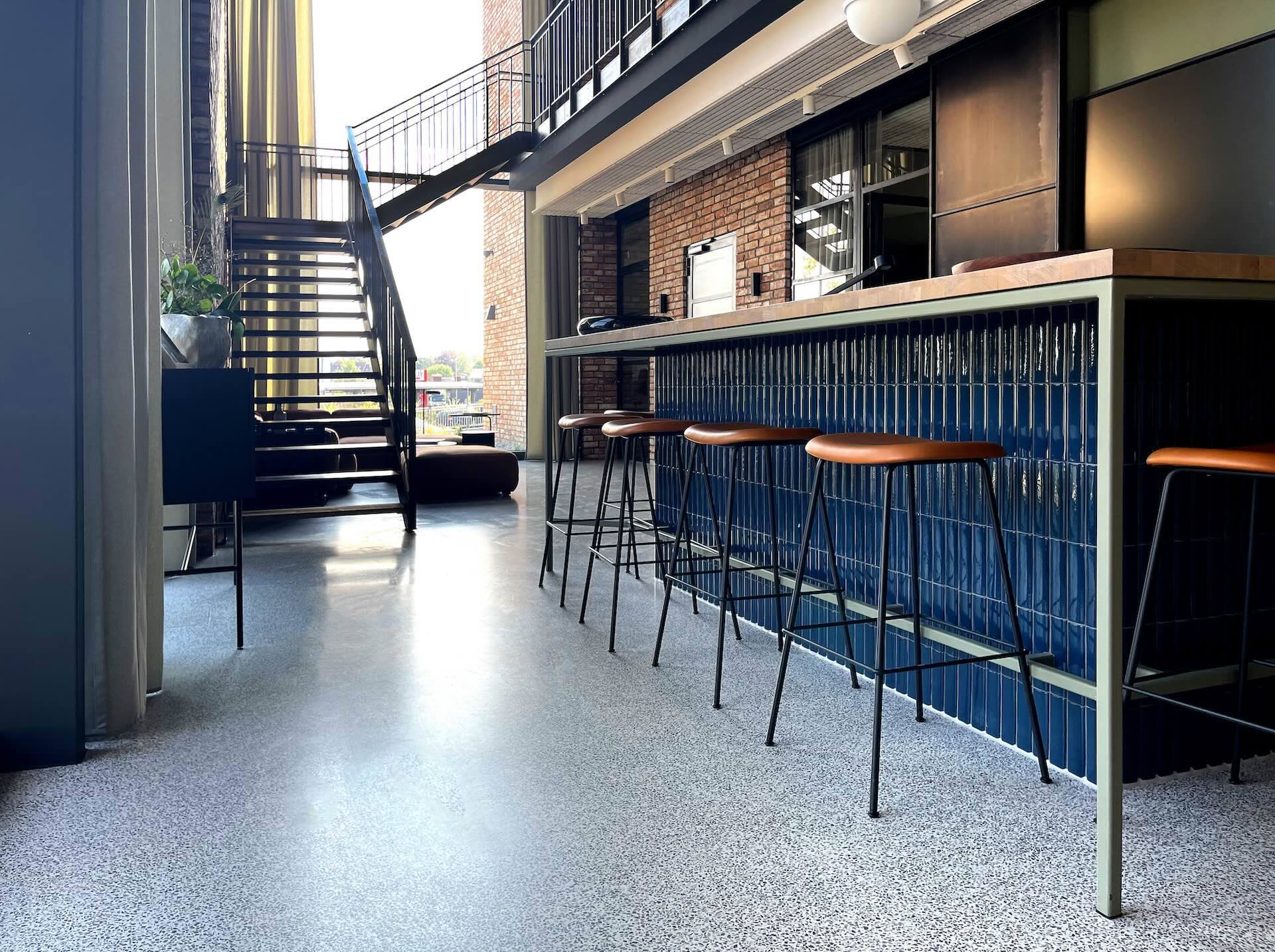 VIA Terrazzo Theke und Treppe